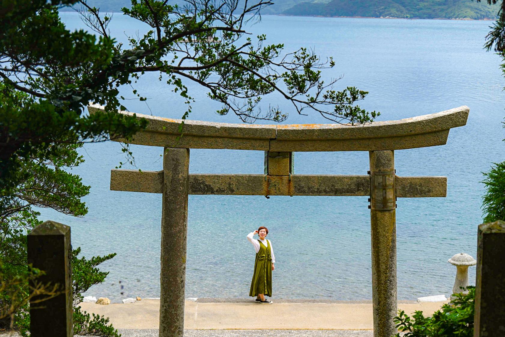 鳥居の先に見える美しい海は神秘的！五島列島で2番目に歴史のある「白鳥神社」-1
