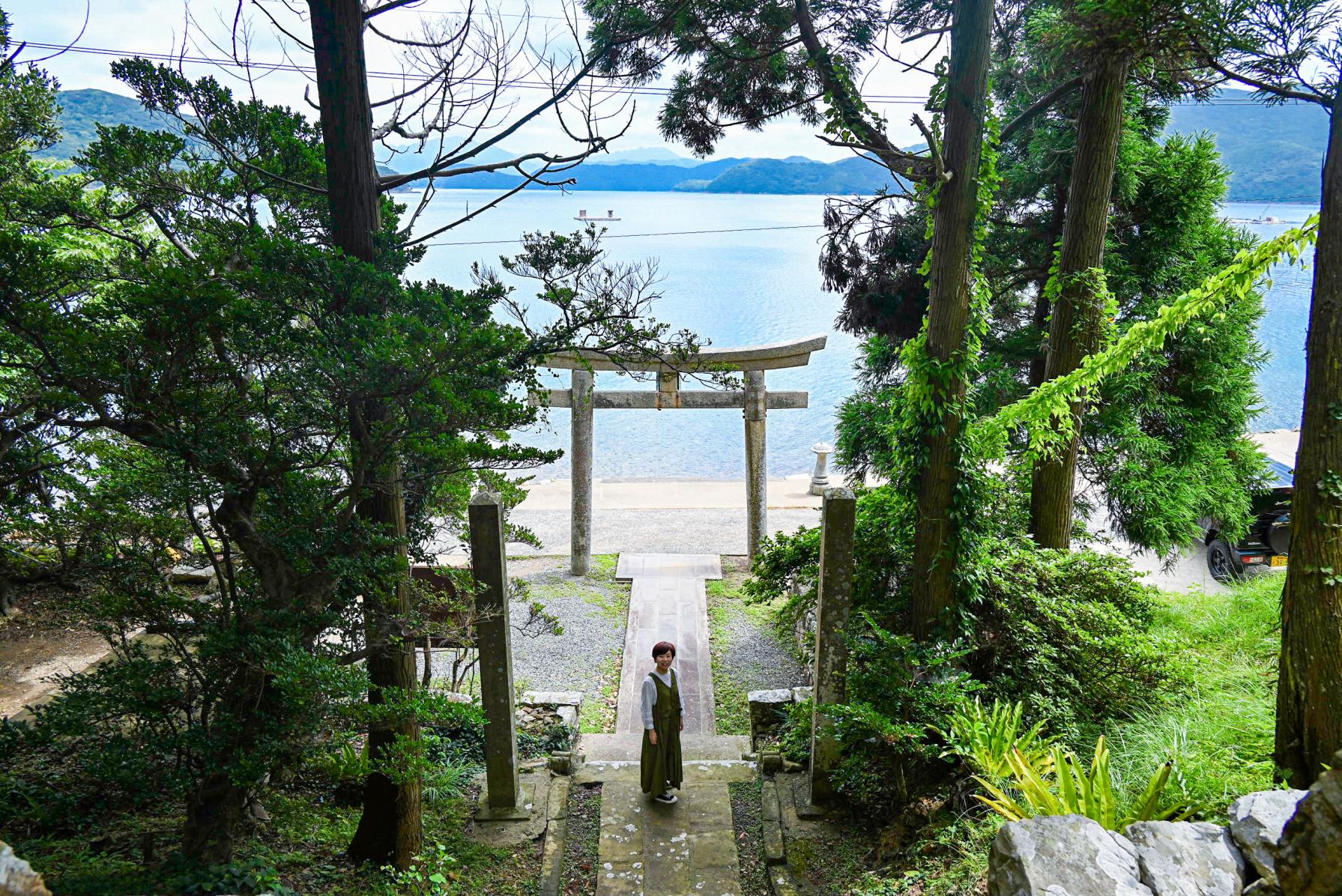 鳥居の先に見える美しい海は神秘的！五島列島で2番目に歴史のある「白鳥神社」-0