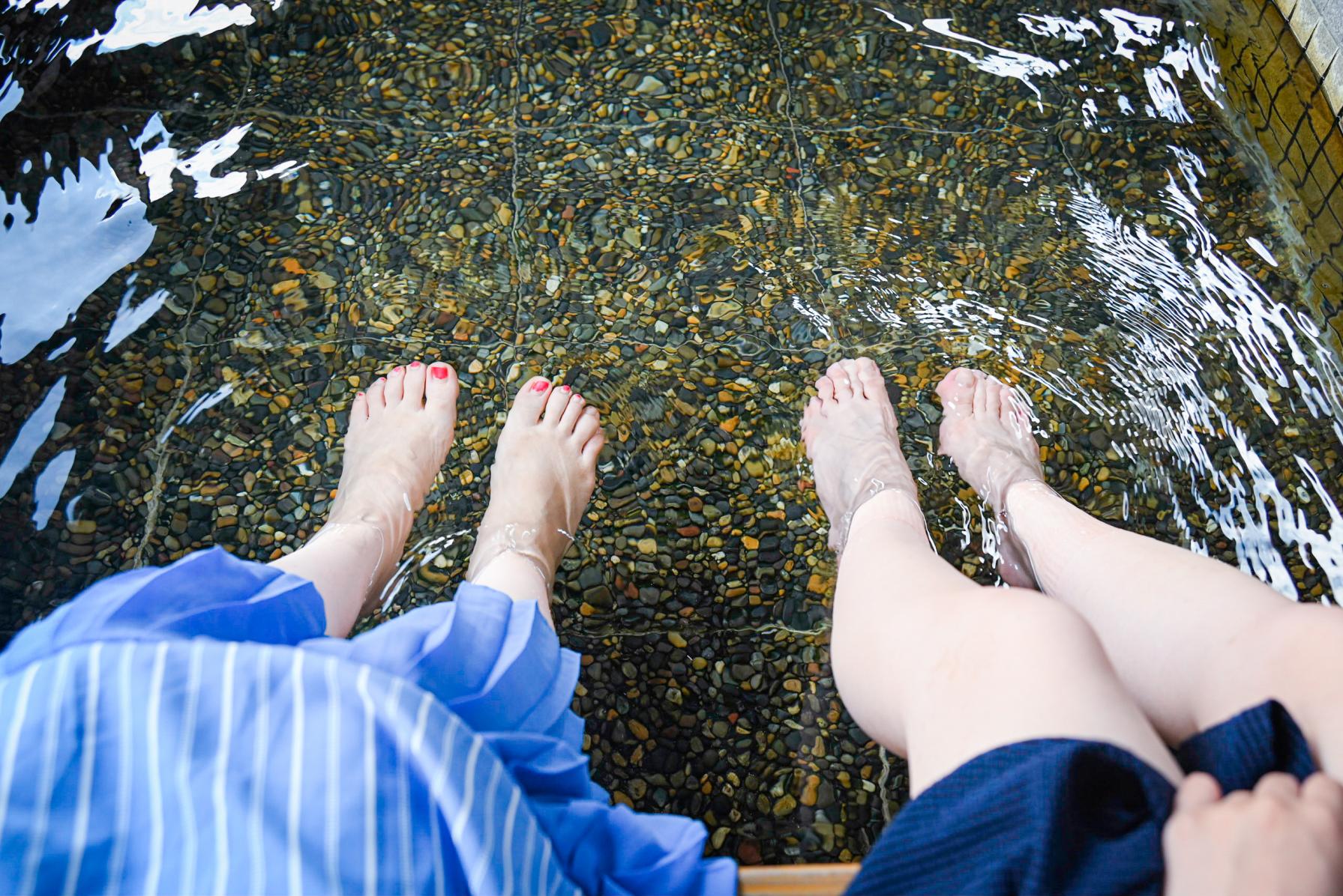 バス停に足湯！？天然温泉「荒川温泉 足湯」でほっとひと休み♪-2