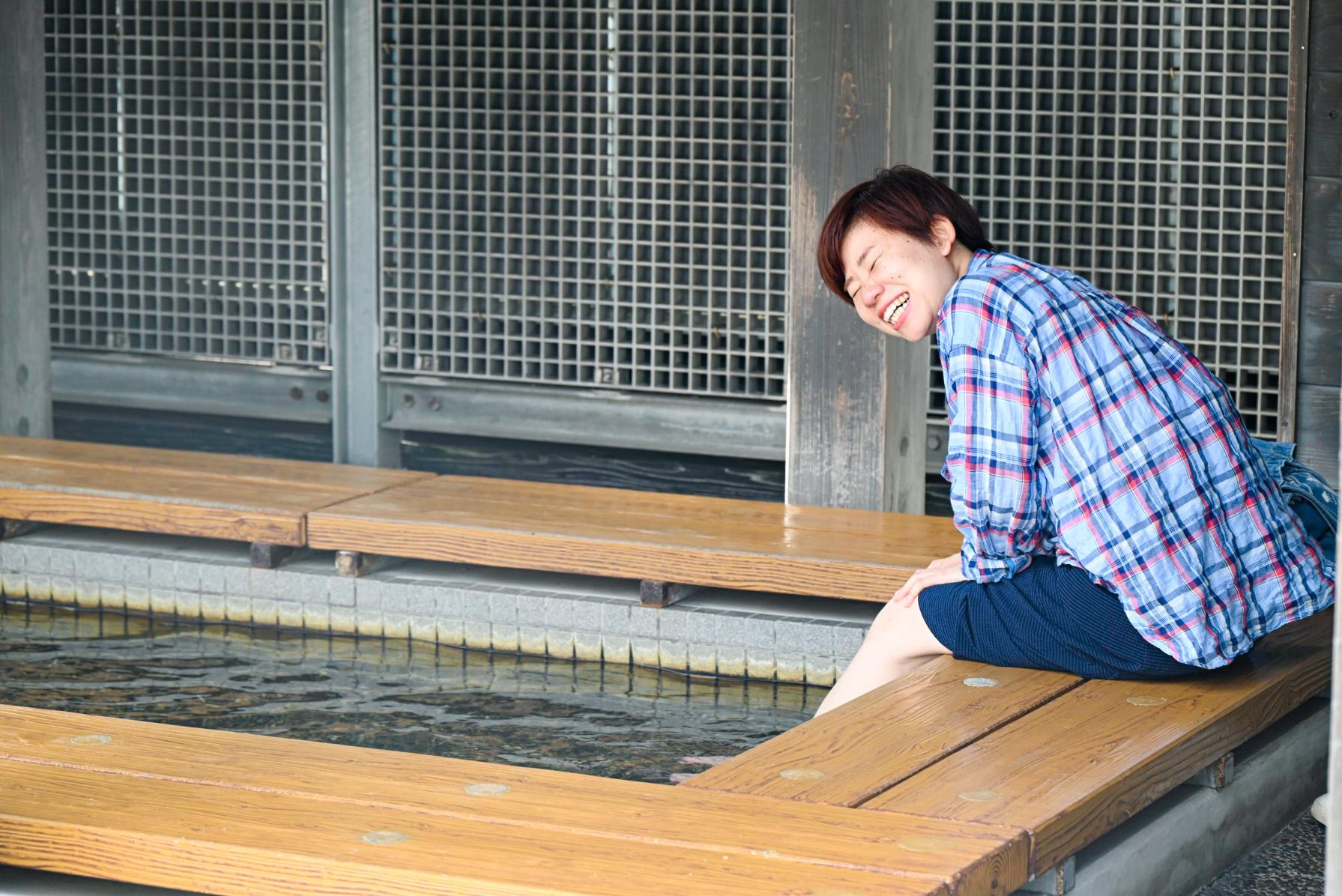 バス停に足湯！？天然温泉「荒川温泉 足湯」でほっとひと休み♪-0