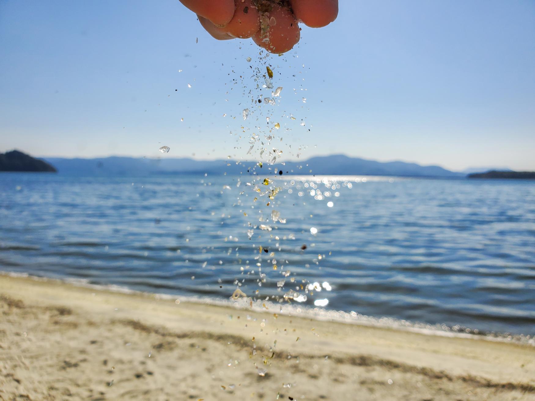 手ですくったガラスの砂を、上からさらさらと落としてみる。-0