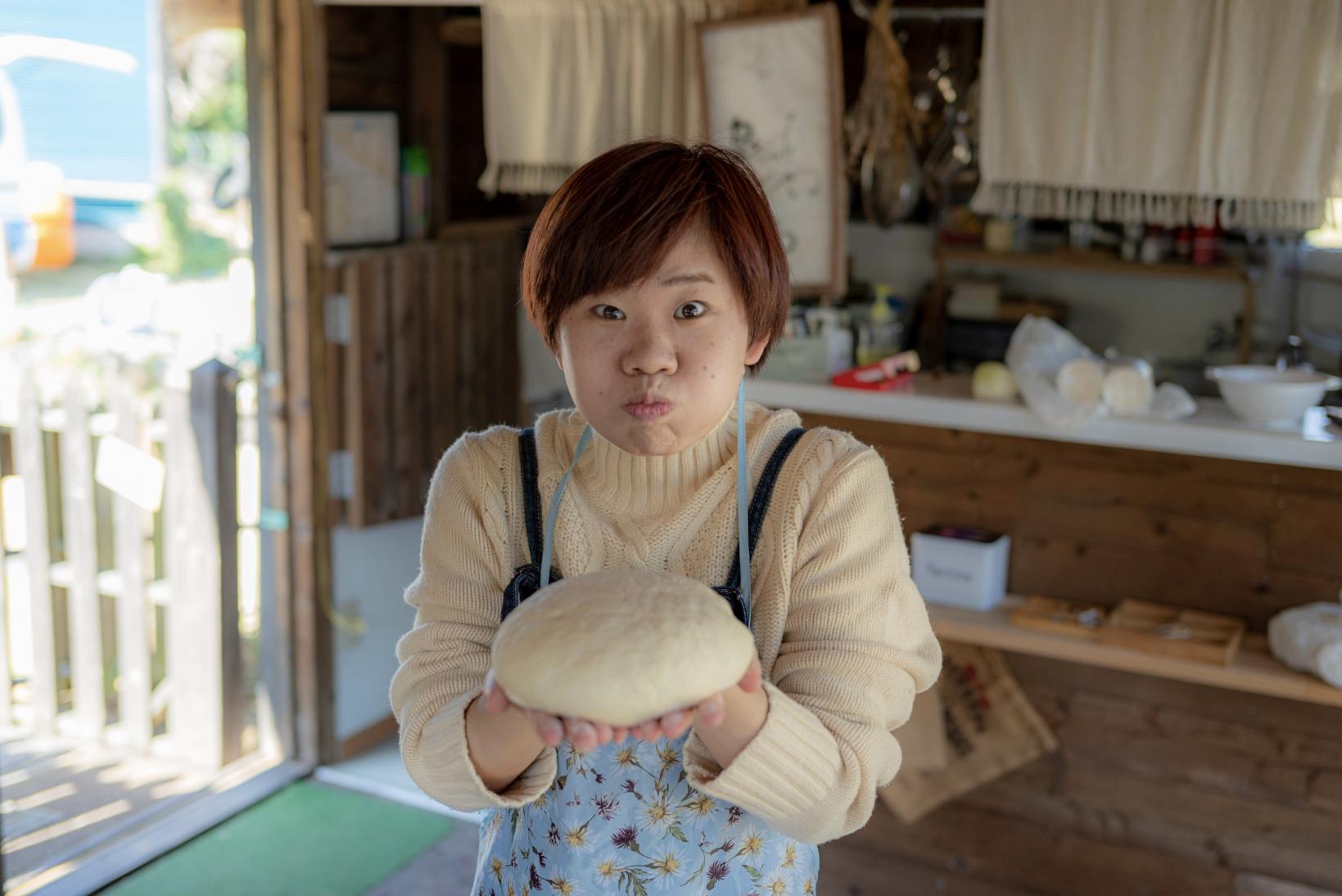 12:00　焼きたて熱々のピザをみんなで囲んでいざ実食！-1