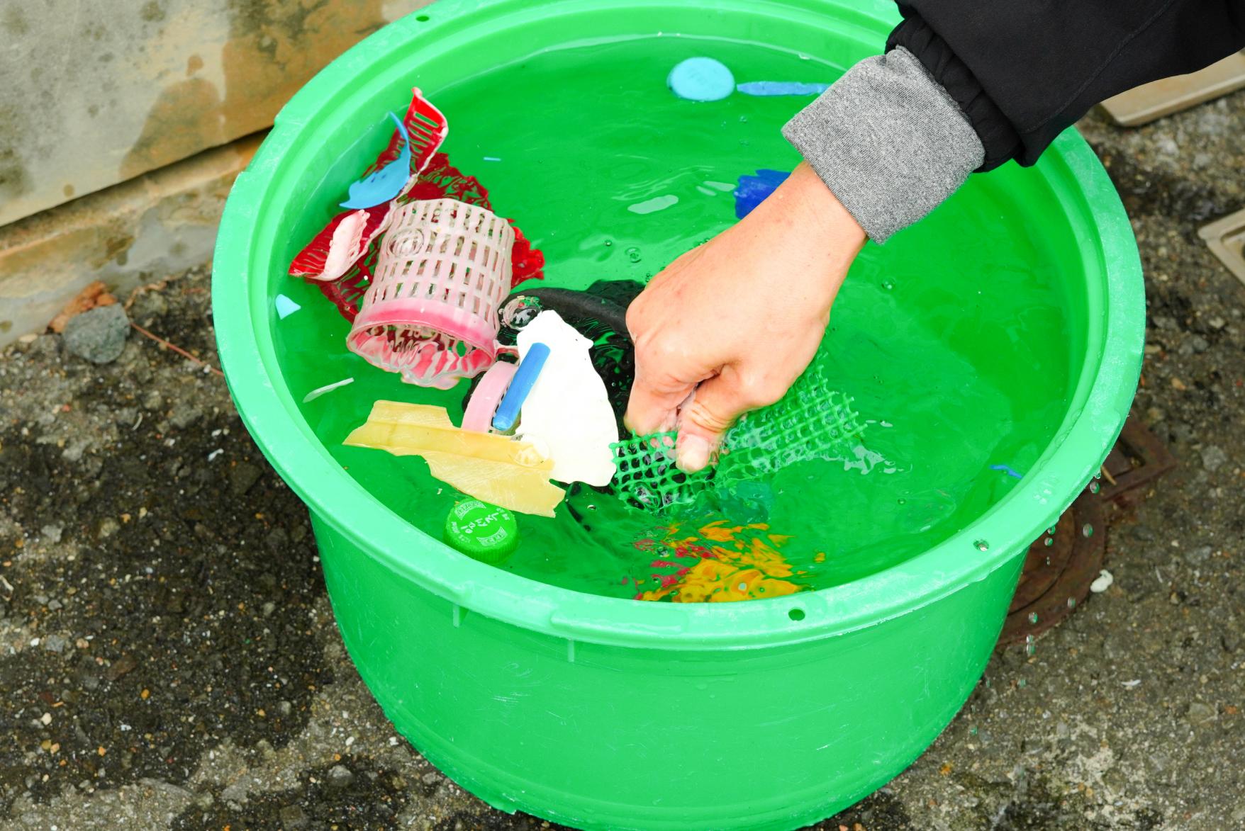 拾ったプラスチックごみを水洗いでキレイにしてから細かくカット-1