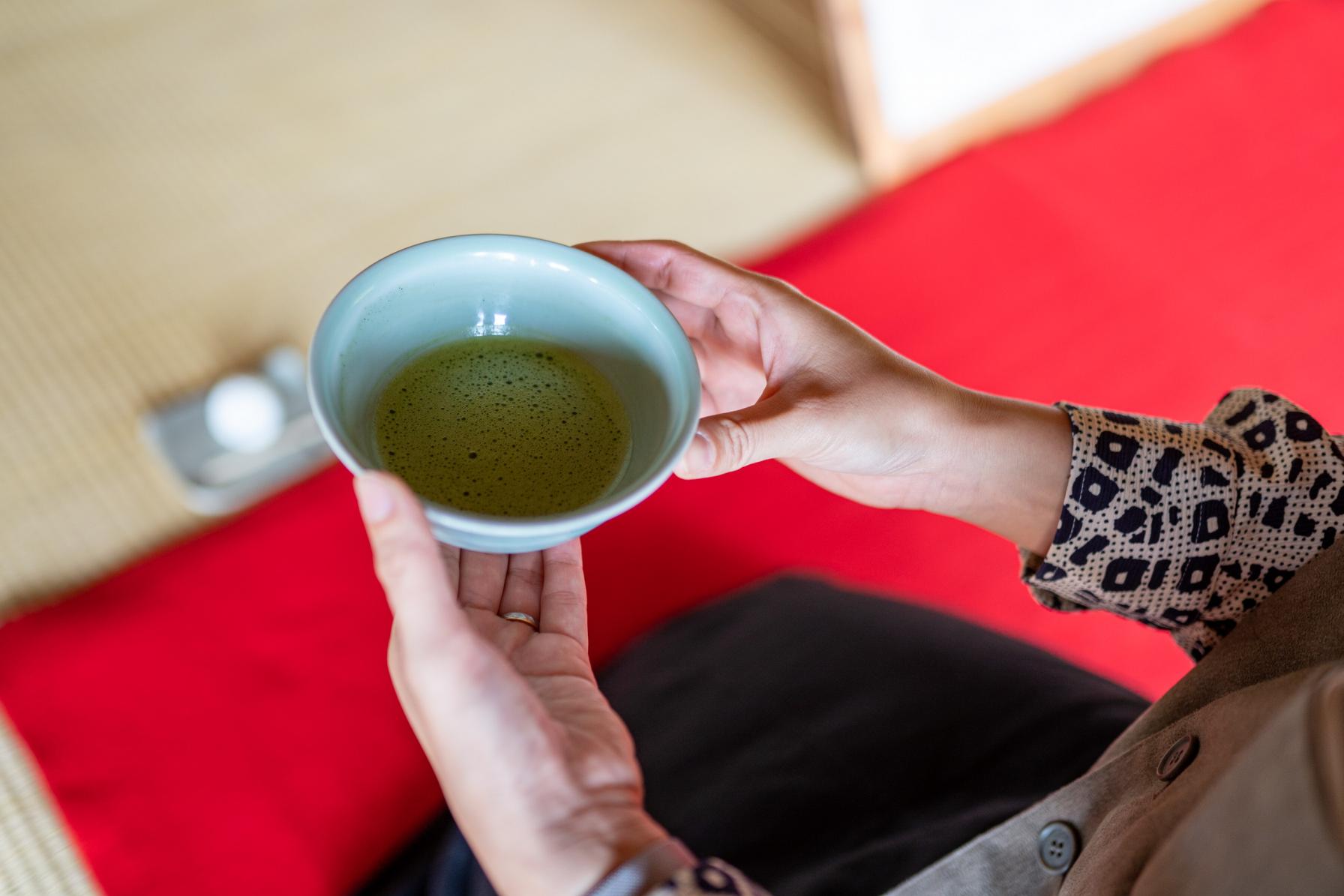 敷地内の茶室・閑雲亭でお抹茶と茶菓子をいただく！-1