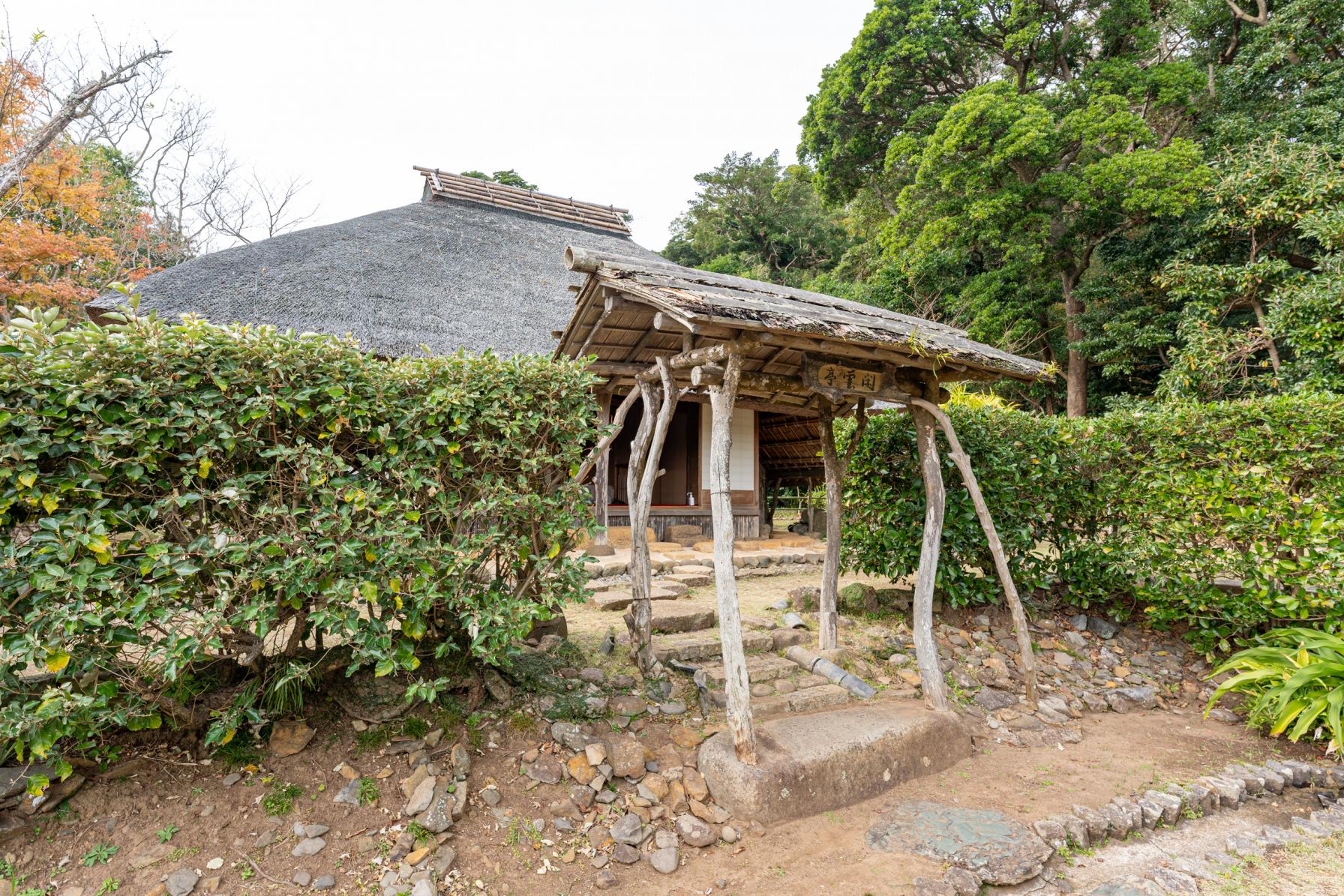 敷地内の茶室・閑雲亭でお抹茶と茶菓子をいただく！-0