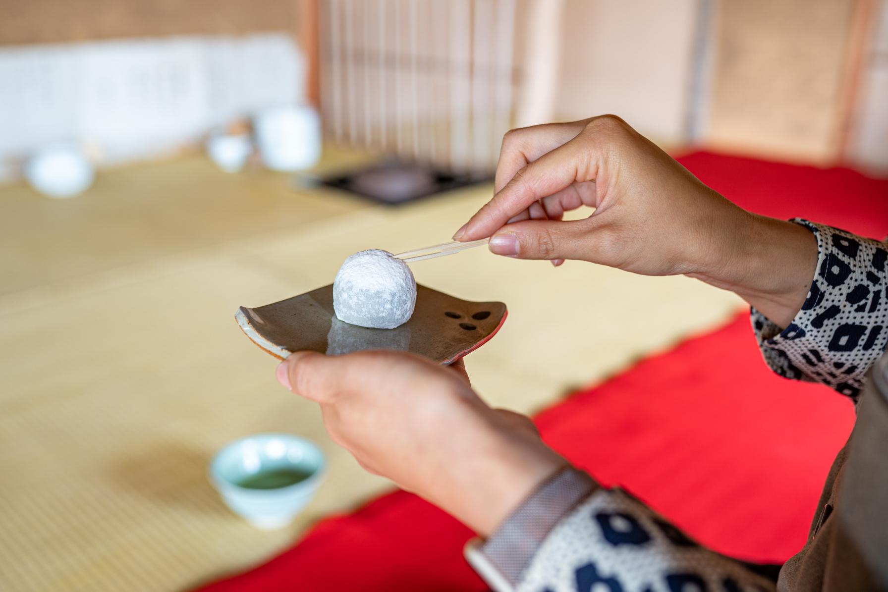 敷地内の茶室・閑雲亭でお抹茶と茶菓子をいただく！-2