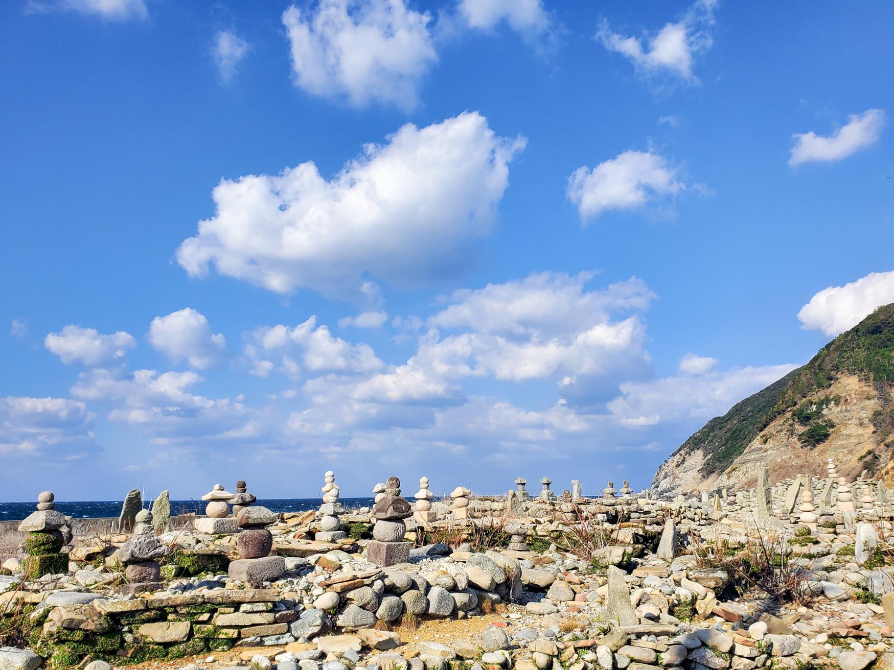 秘境に佇む日本遺産！ミステリアスな日島の石塔群-0