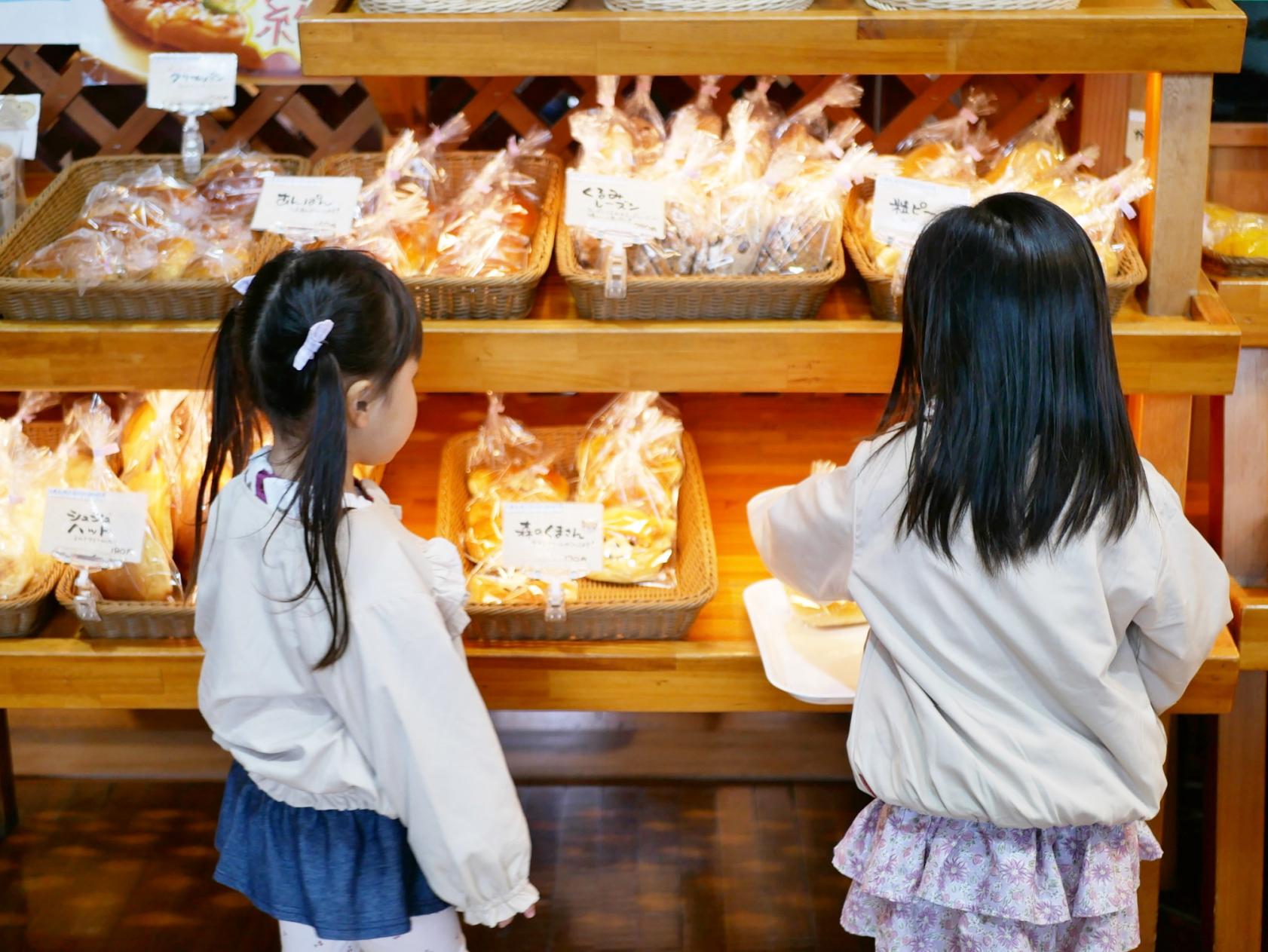 子どもたちが夢中になったパン工房でのパン選び-0