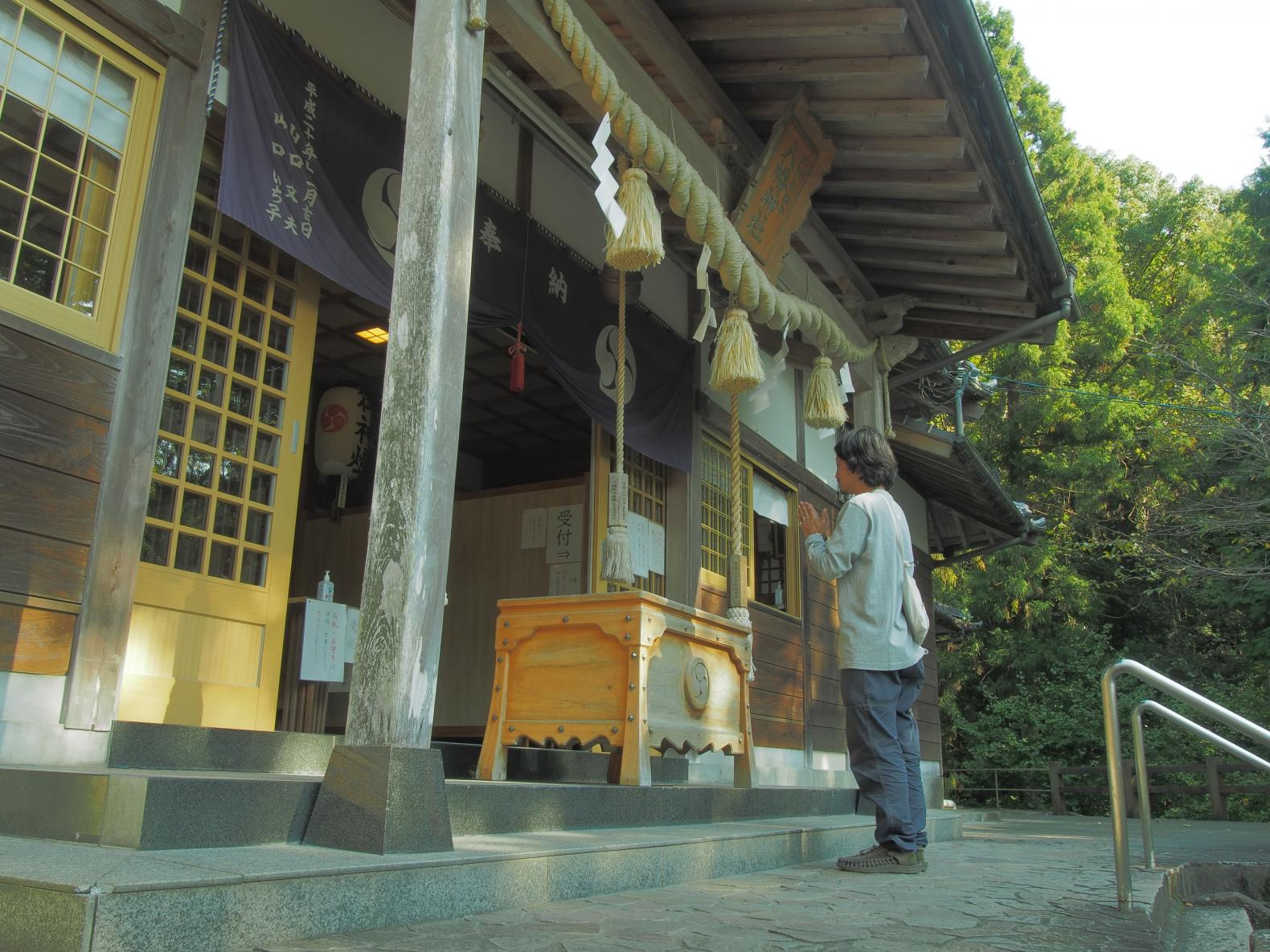 キャンプの前に「八幡神社」へ水汲みへ-1