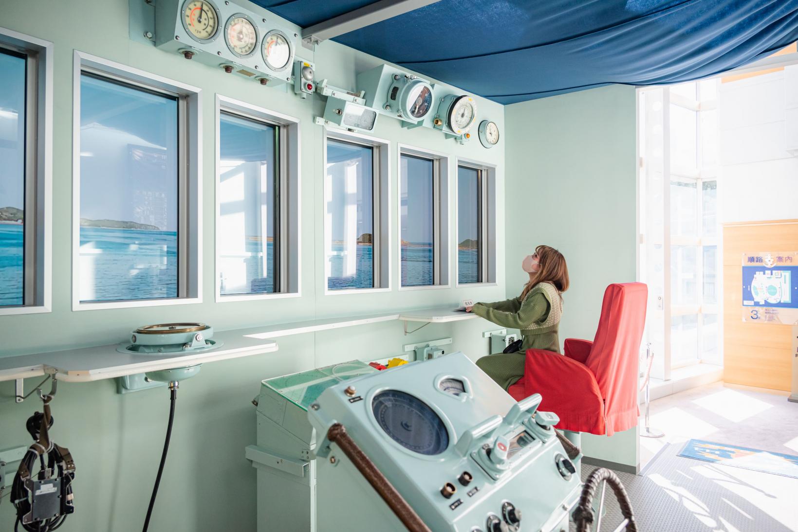 「面舵いっぱい！」護衛艦「くらま」の操舵室を再現した展示スペースで海軍さん気分♪-1