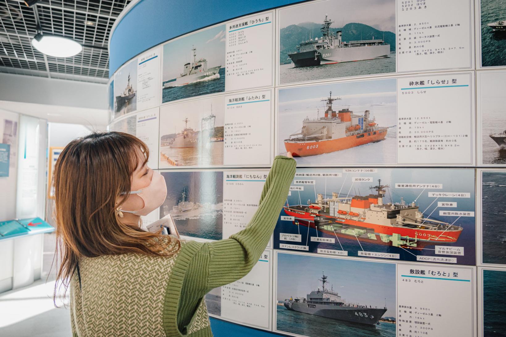 「面舵いっぱい！」護衛艦「くらま」の操舵室を再現した展示スペースで海軍さん気分♪-4