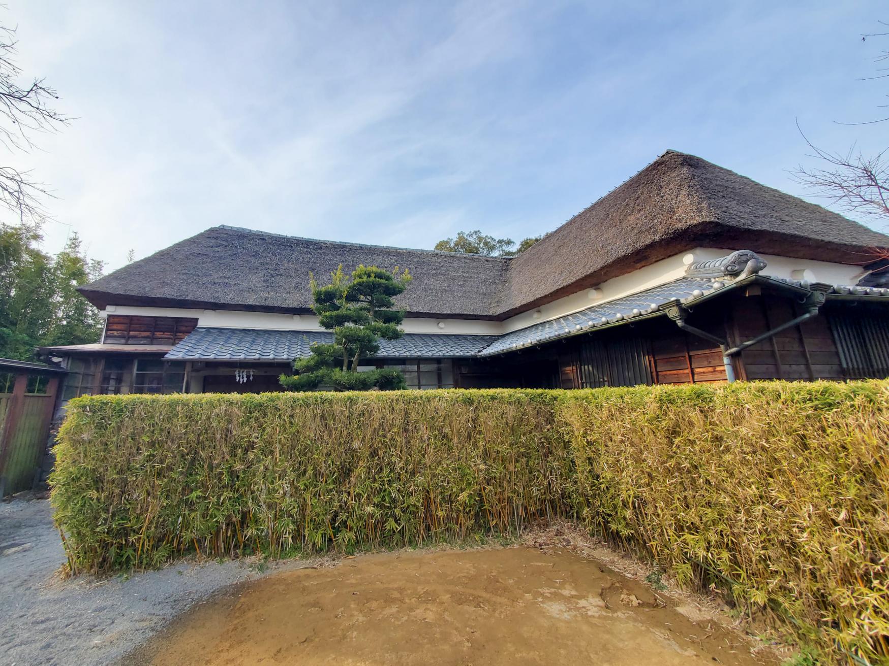 築300年の風情が残る茅葺屋根の永松邸-0