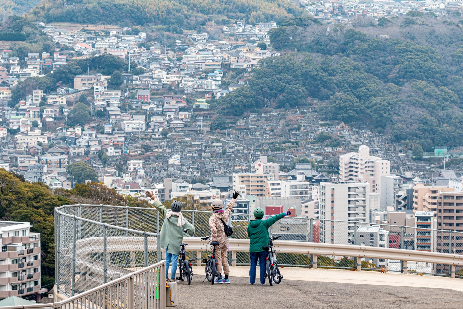 今だけしか撮れない絶景！建設中道路からの「坂の町」-0