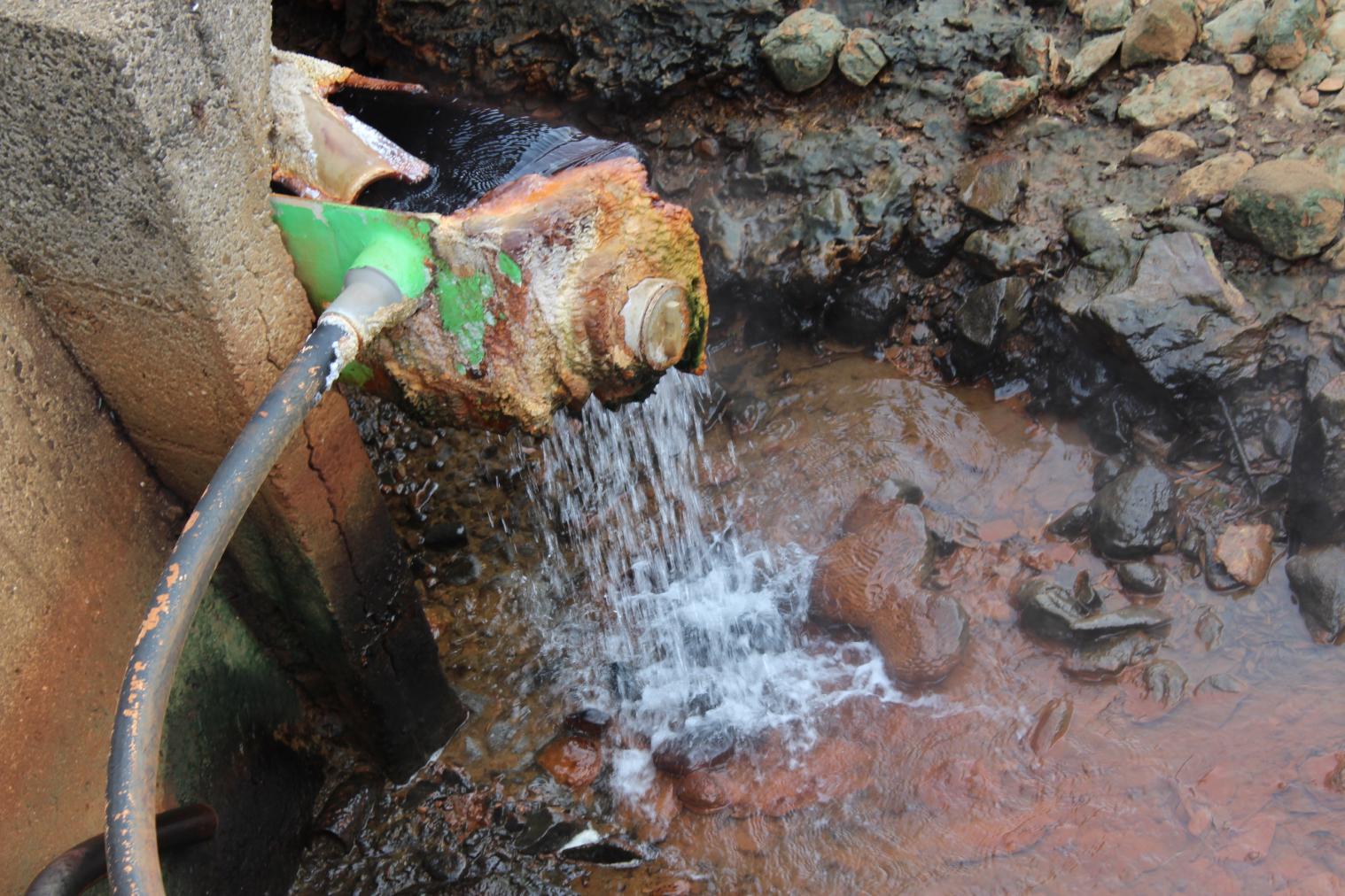 裏手にある源泉。湧出量が豊富です！-0