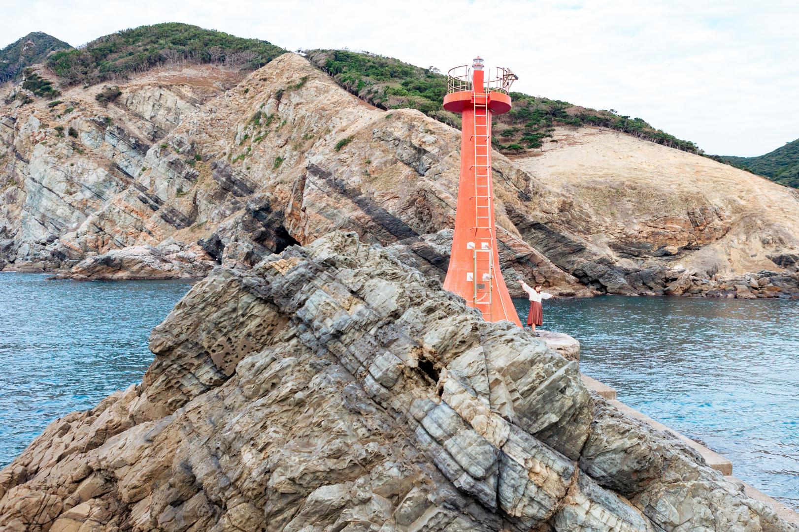 海に映える赤い灯台と壮大なジオスポット-0