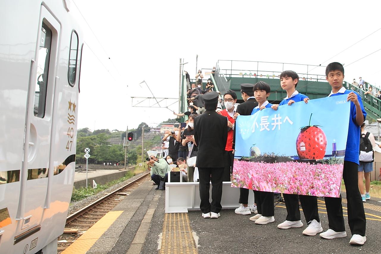 「ふたつ星４０４７」開業日の「小長井駅」の風景-2