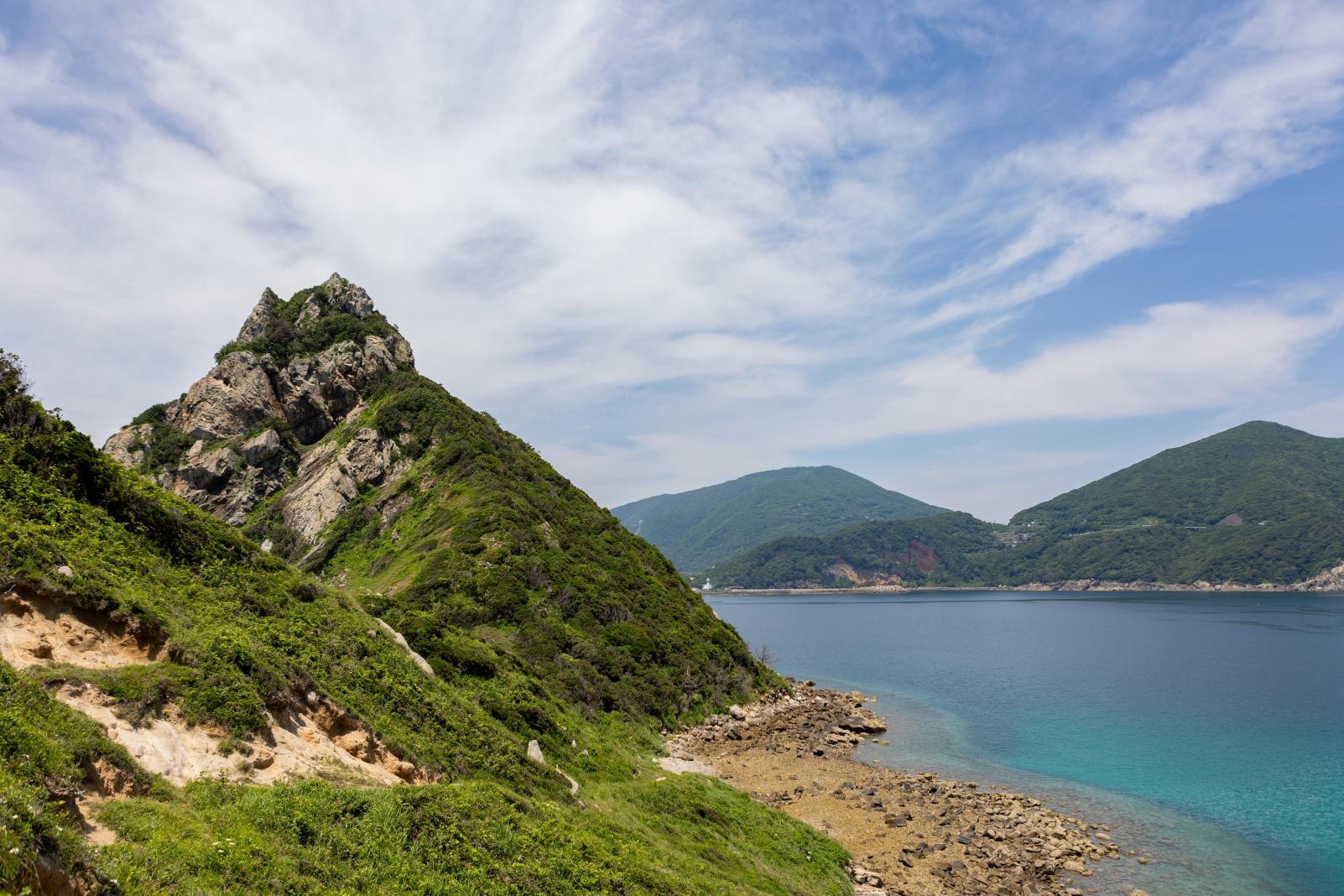 壮大な海と岩の融合-2