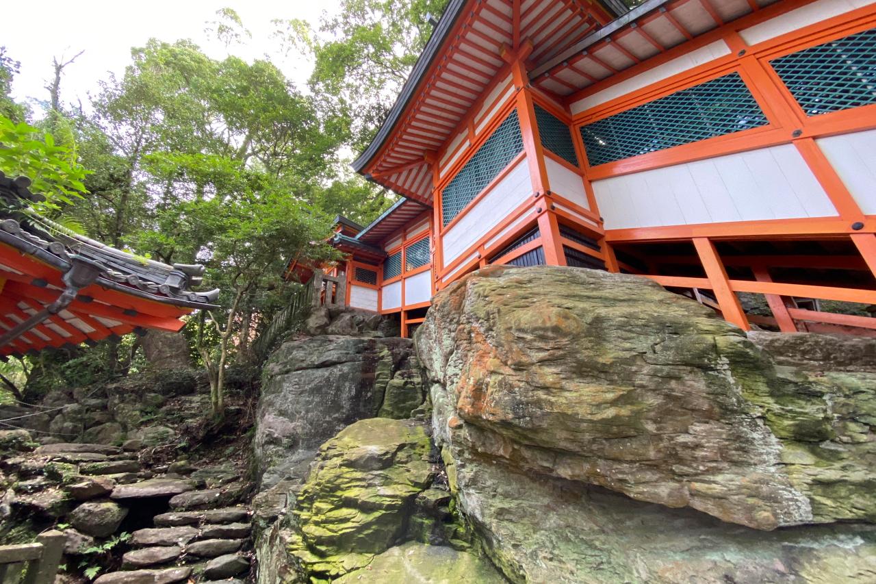 見どころ１：巨岩の上に建つ　【渡殿(わたりでん)】-0