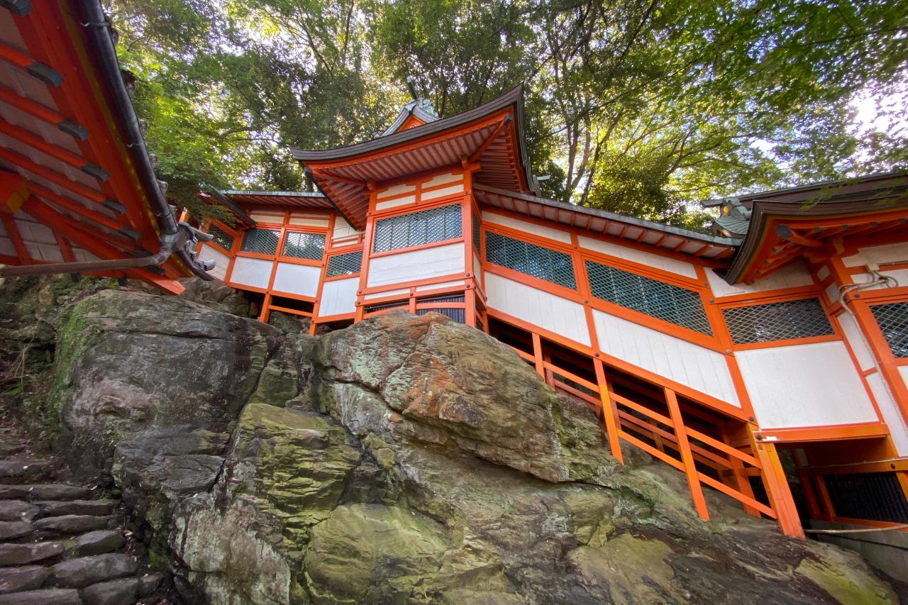 見どころ１：巨岩の上に建つ　【渡殿(わたりでん)】-1