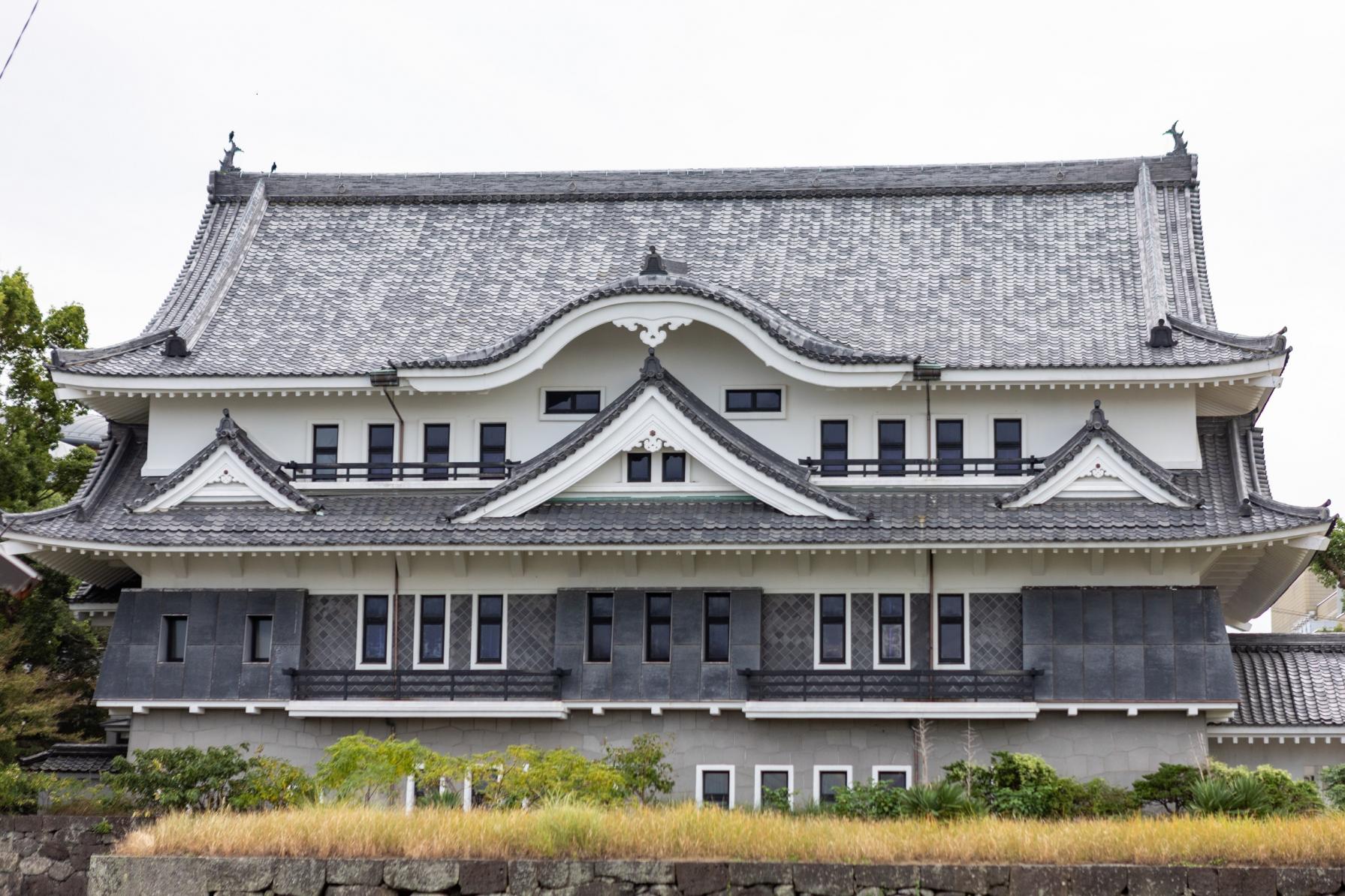 お堀の外からお城を眺められる公園-2