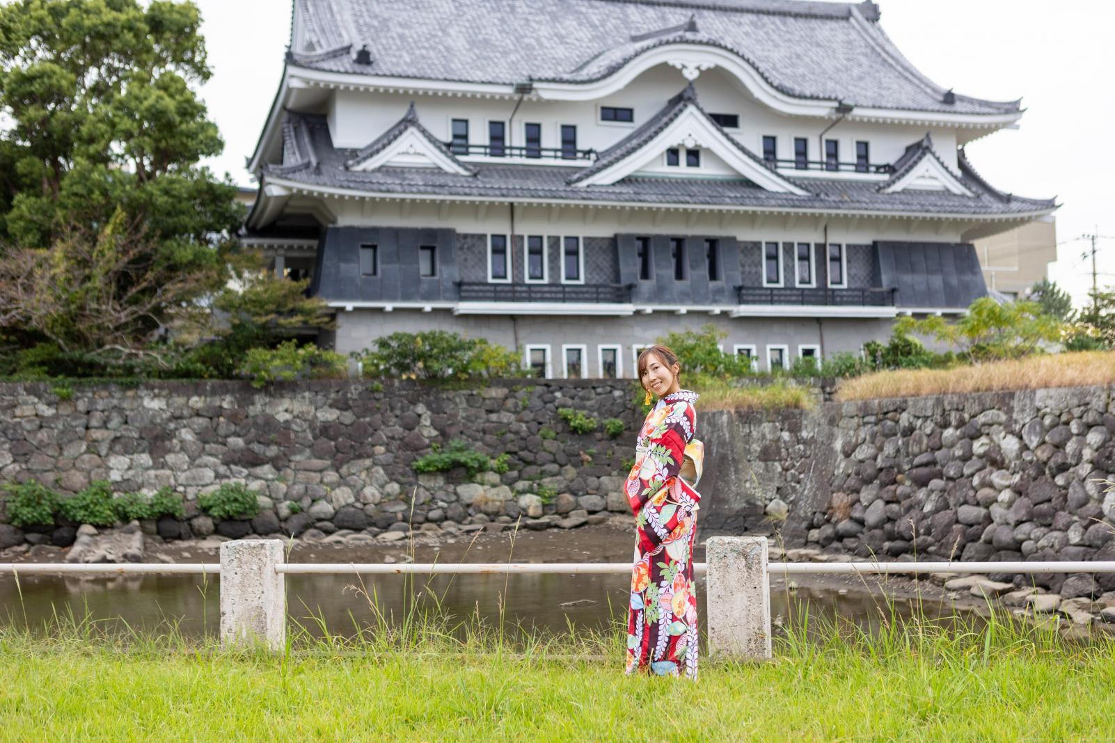 お堀の外からお城を眺められる公園-1