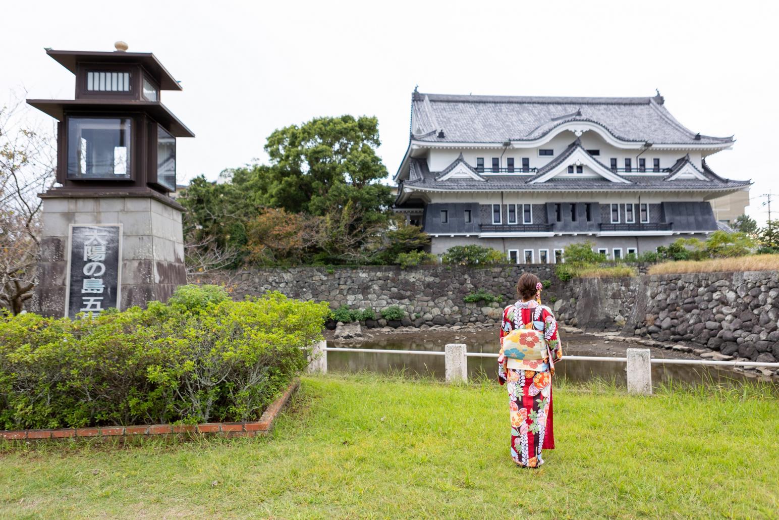 お堀の外からお城を眺められる公園-0