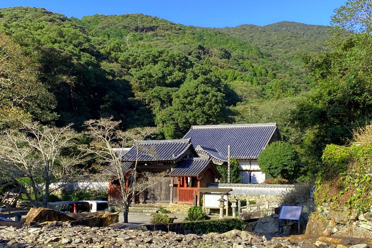 旧金石城庭園の奥から「万松院（ばんしょういん）」に抜けられます！-0