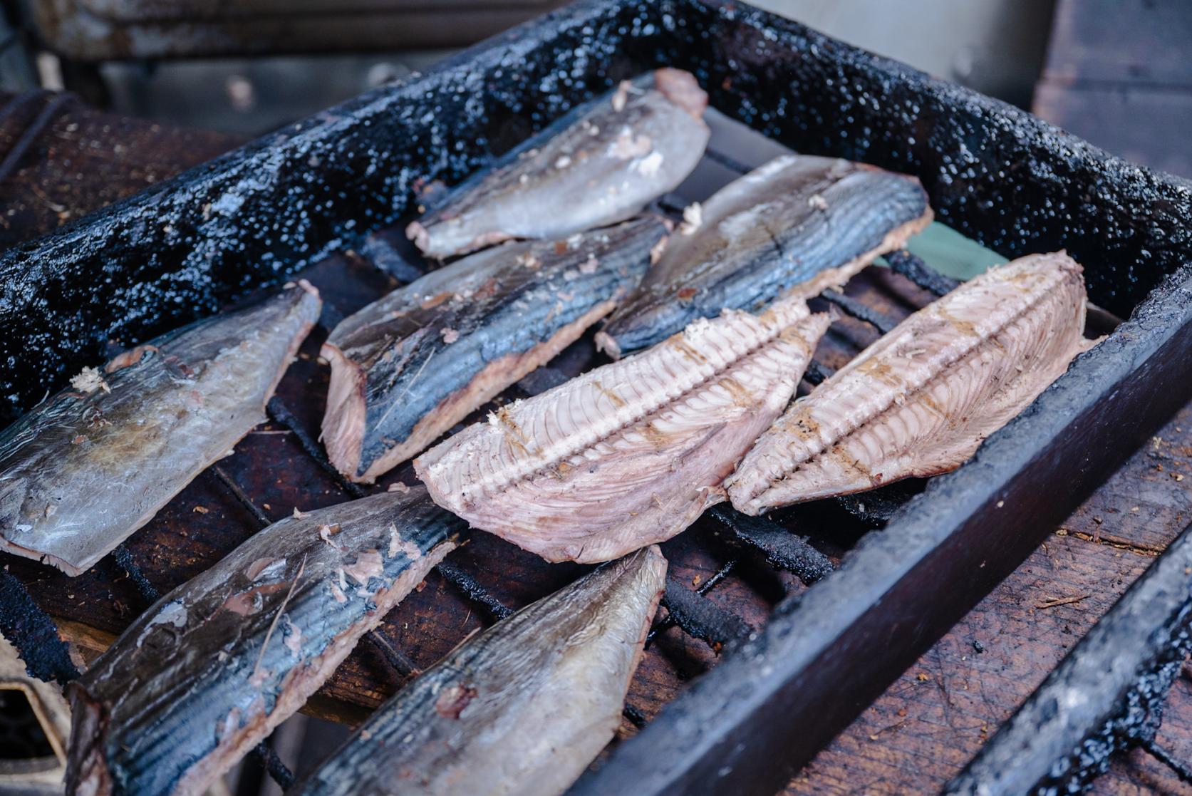 小値賀名物「カツオの生節」の燻製屋を発見！-0