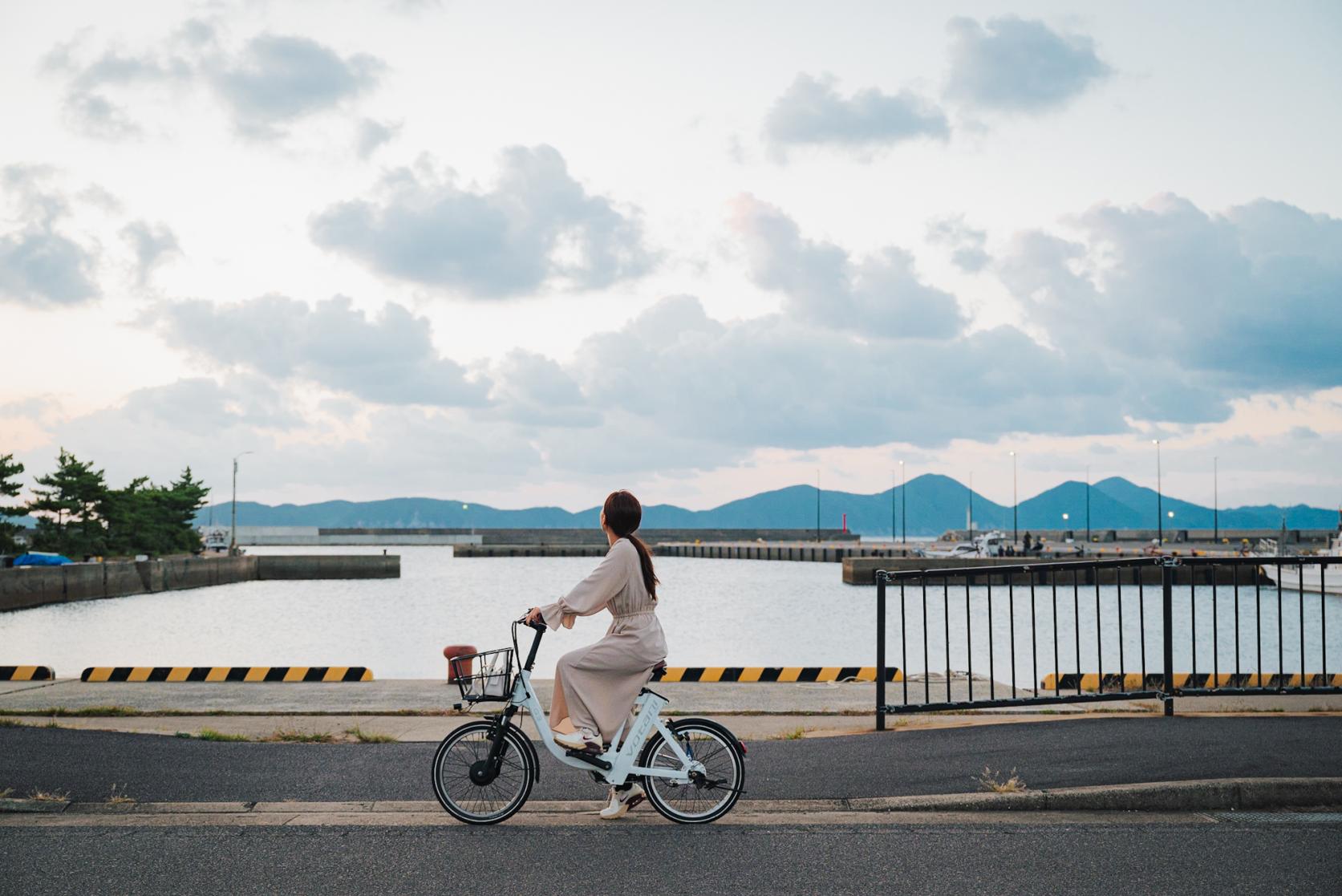 小値賀の美しい空や海をイメージした「蒼の家」で、暮らすように過ごせるお宿。-3