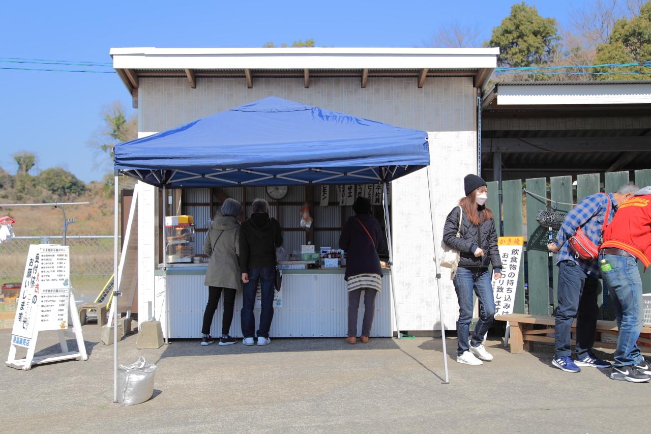 かき焼き小屋に入る前には受付を！-1