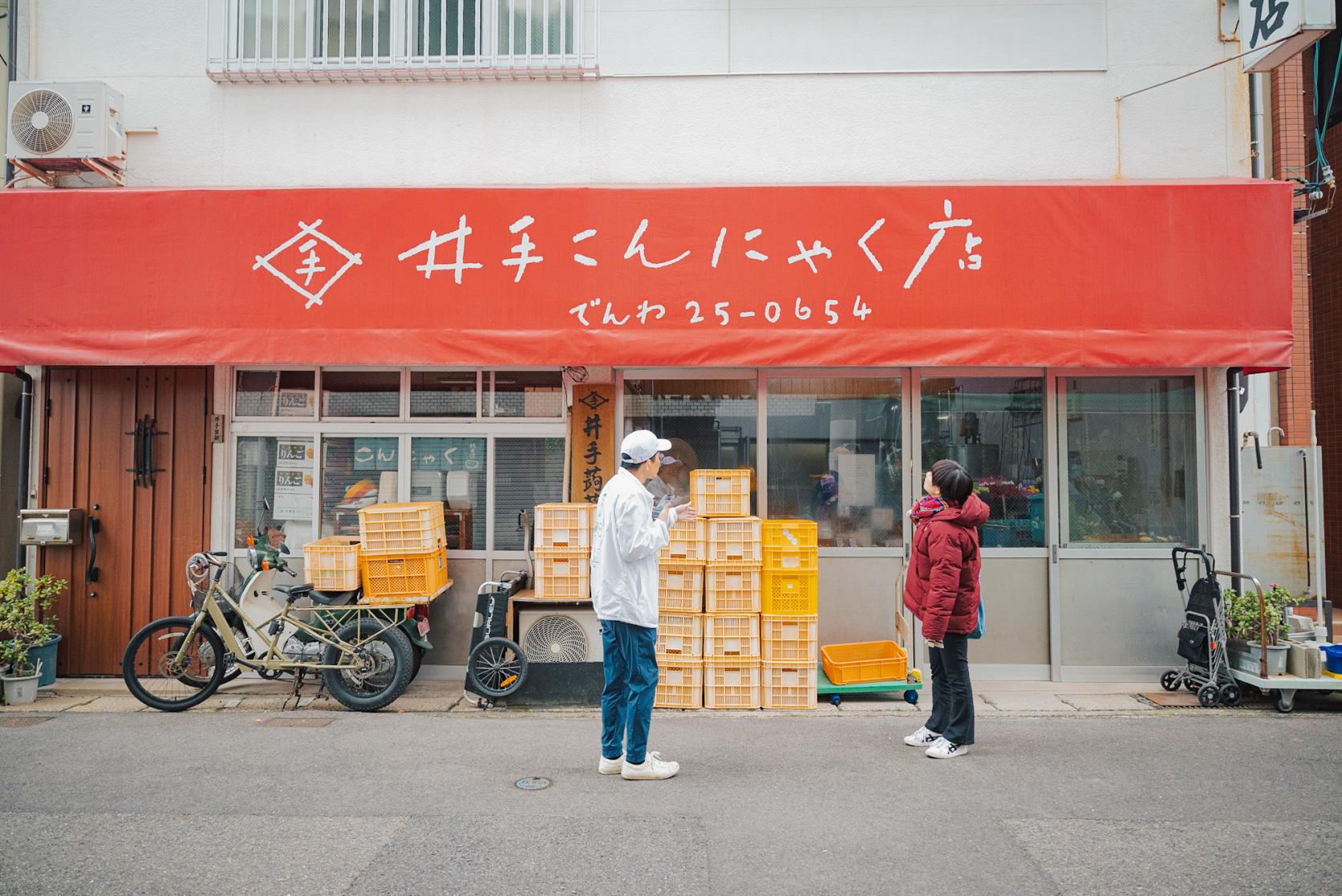 昔懐かしい専門店が多く立ち並ぶ、古き良き街並み-0