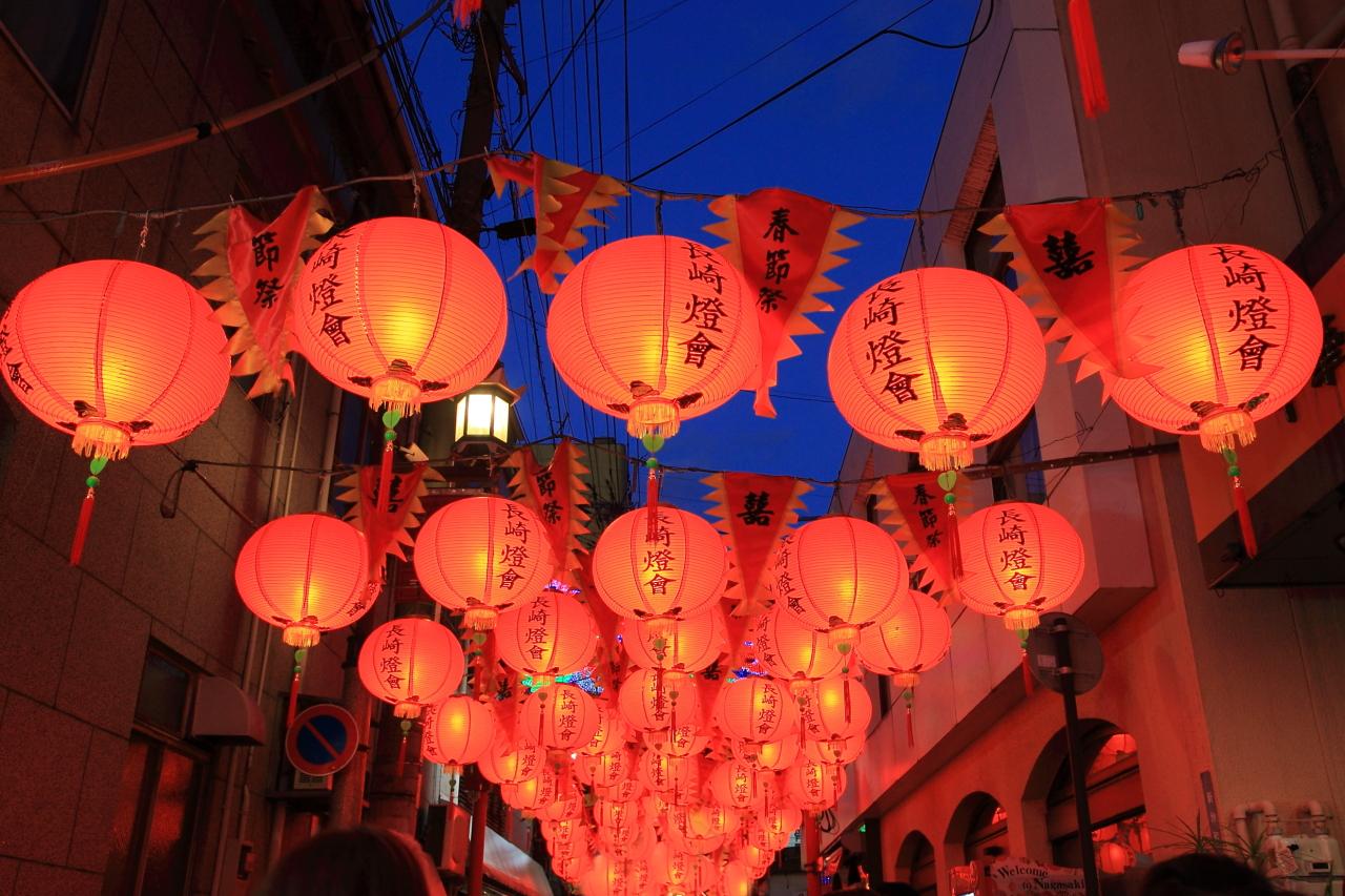 青い夜空に真紅のランタンが映えます！-0