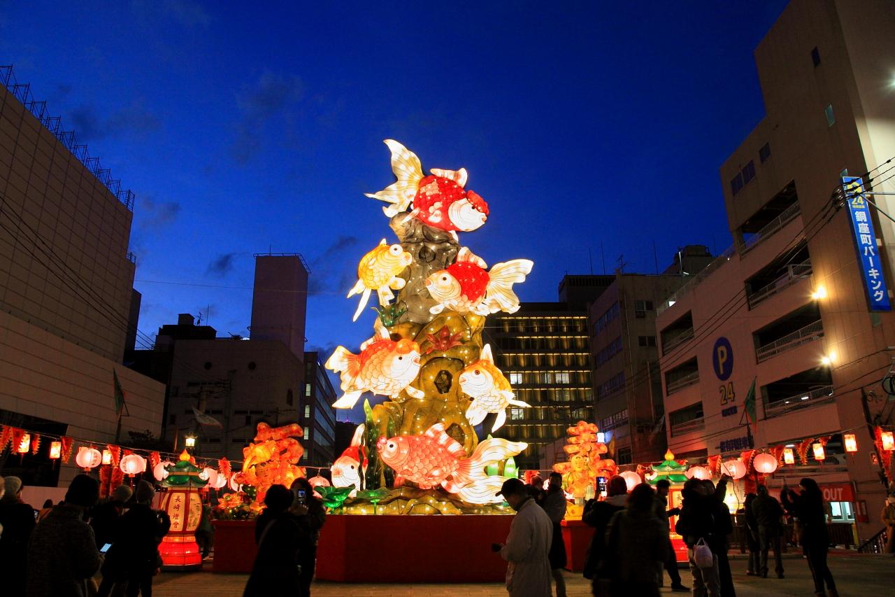 新地橋の中央には巨大なオブジェが-0