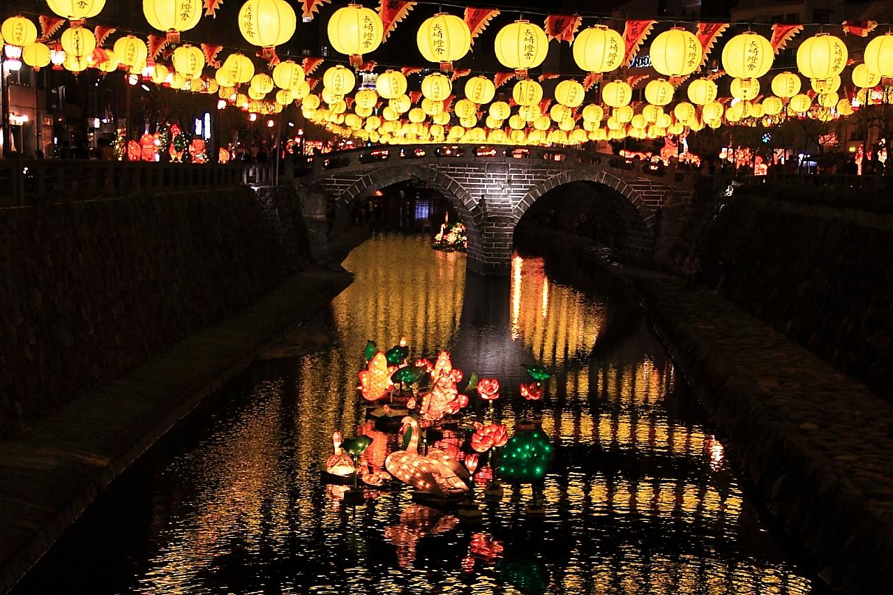 漆黒の夜空の下、川面のリフレクションが美しい-0