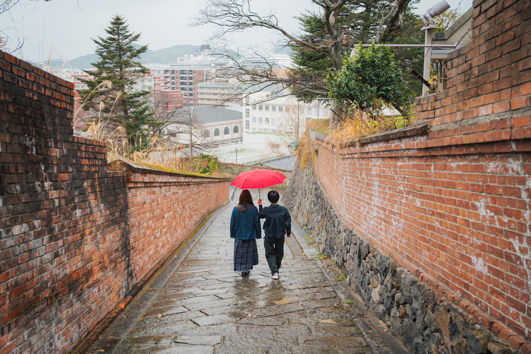 【オランダ坂】雨と太陽が一つの傘で歩いたドラマの名シーン★-0