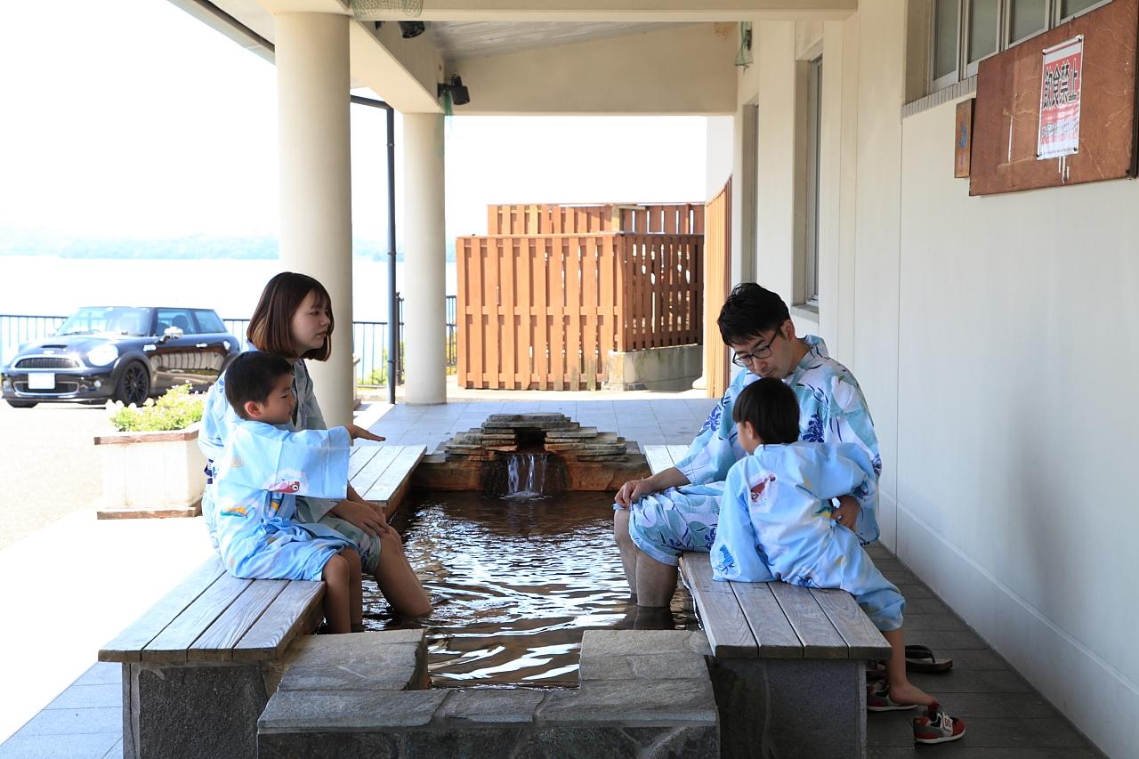 入口の足湯は無料！地元のお土産品も豊富な　【大崎温泉 しおさいの湯】-1