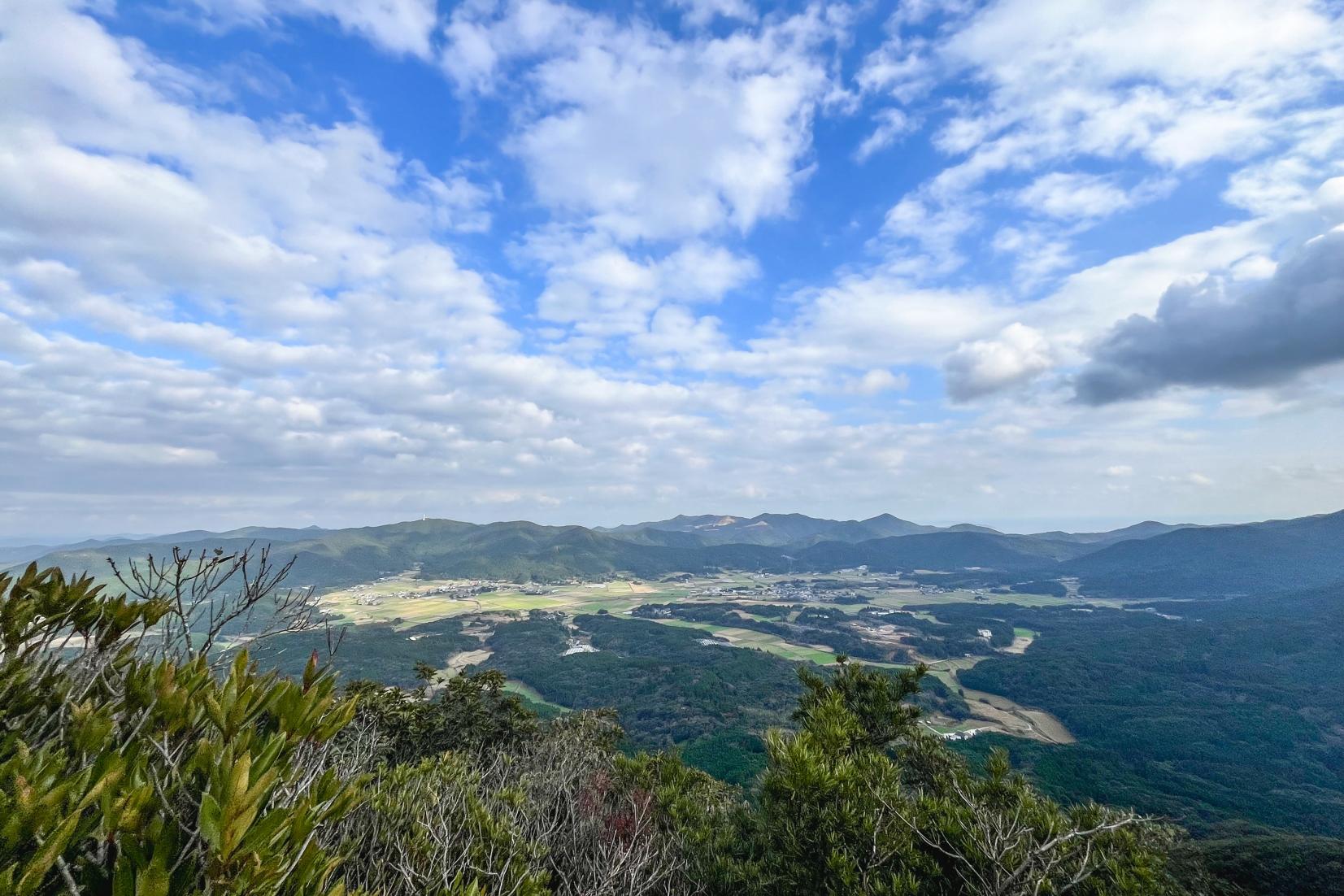 「七ツ岳」から山内盆地を一望-1