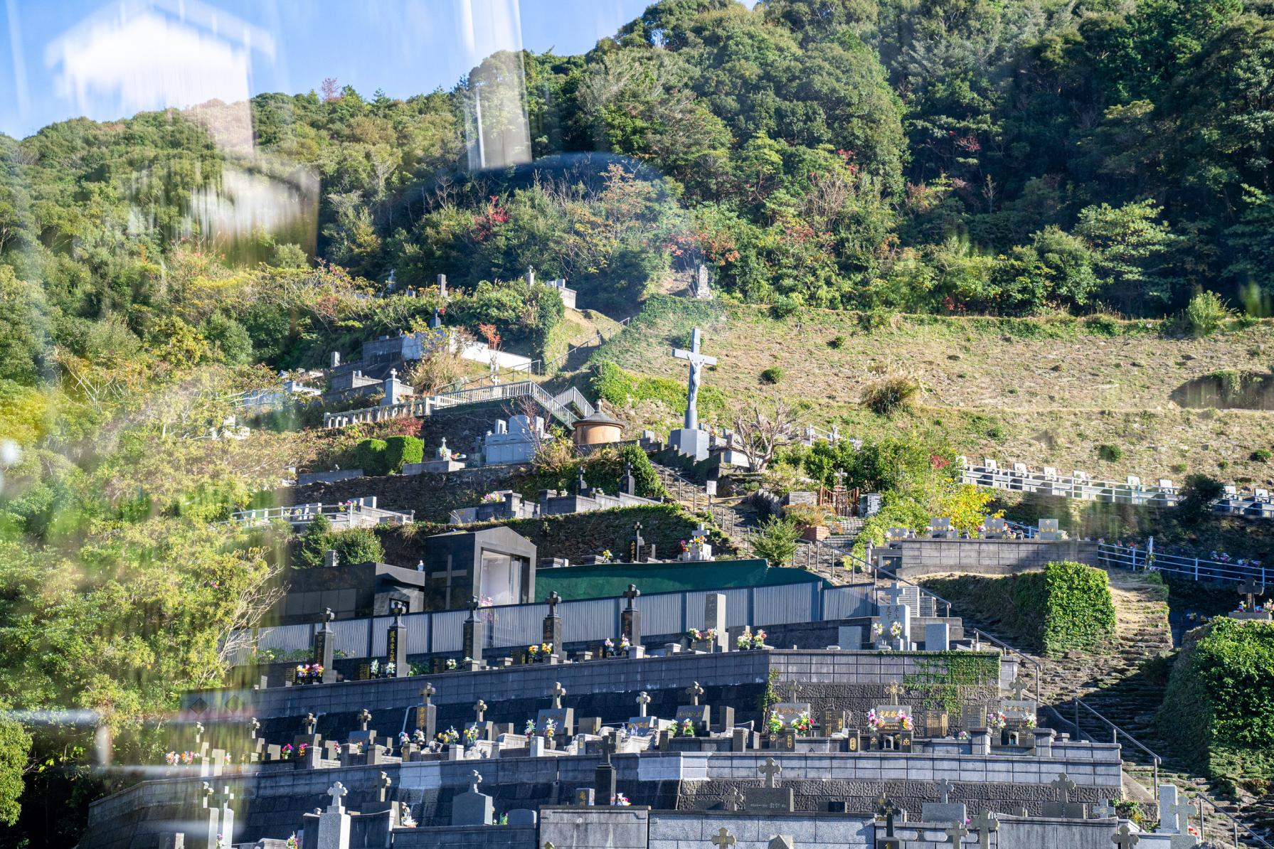 道すがらに際立つ白いお墓〈ド・ロ神父の墓〉-0