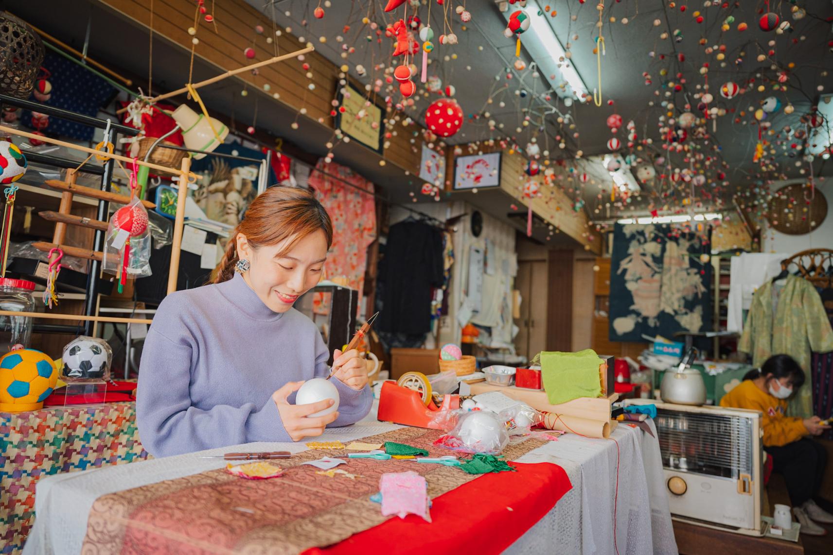 町民に愛されている中村呉服店で繭玉作り体験！-0