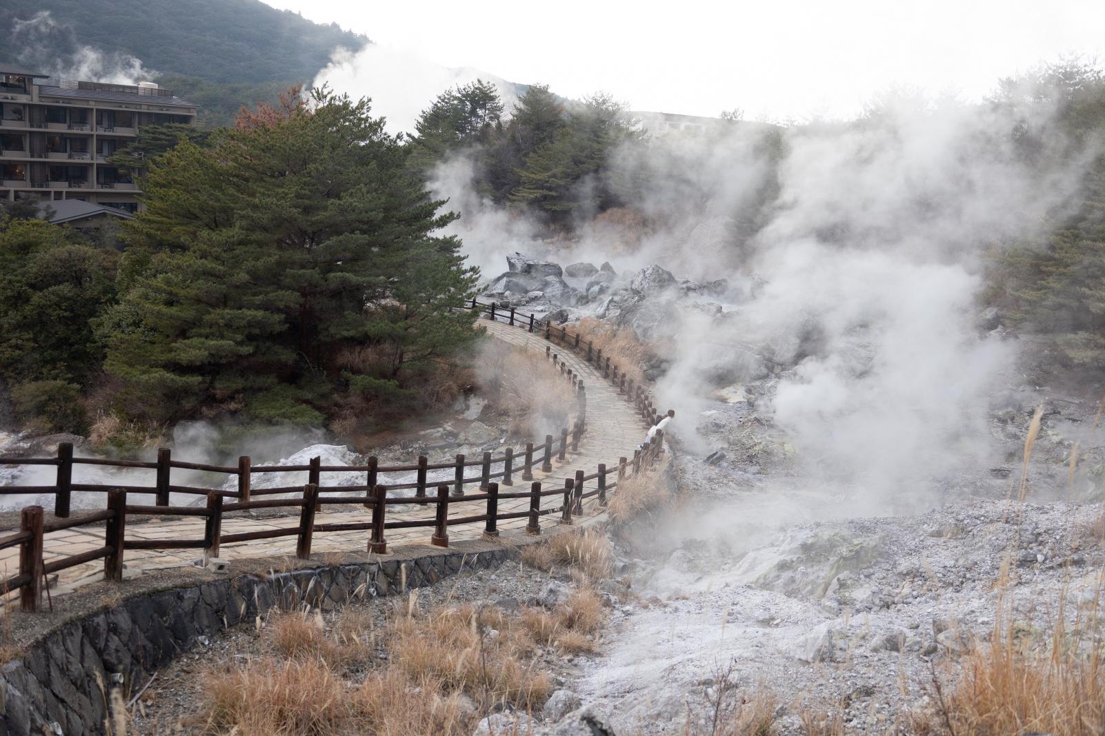 まずは硫黄の匂いと蒸気が立ち込める雲仙地獄めぐりへ！-1