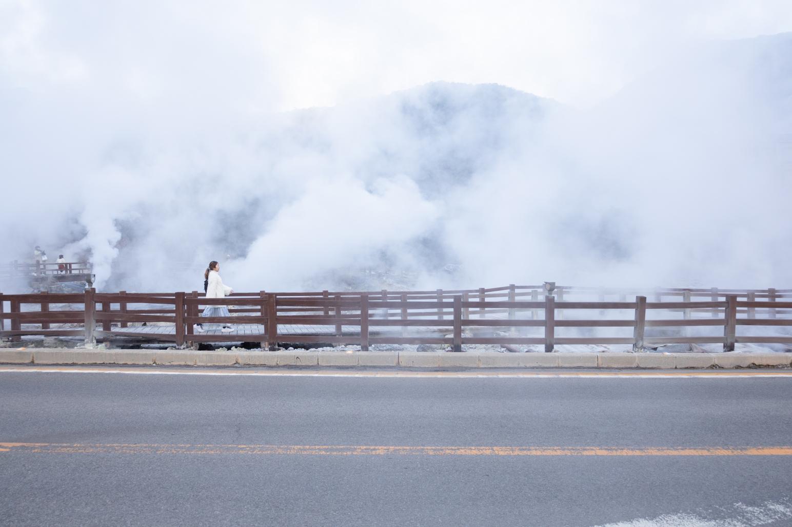 まずは硫黄の匂いと蒸気が立ち込める雲仙地獄めぐりへ！-0