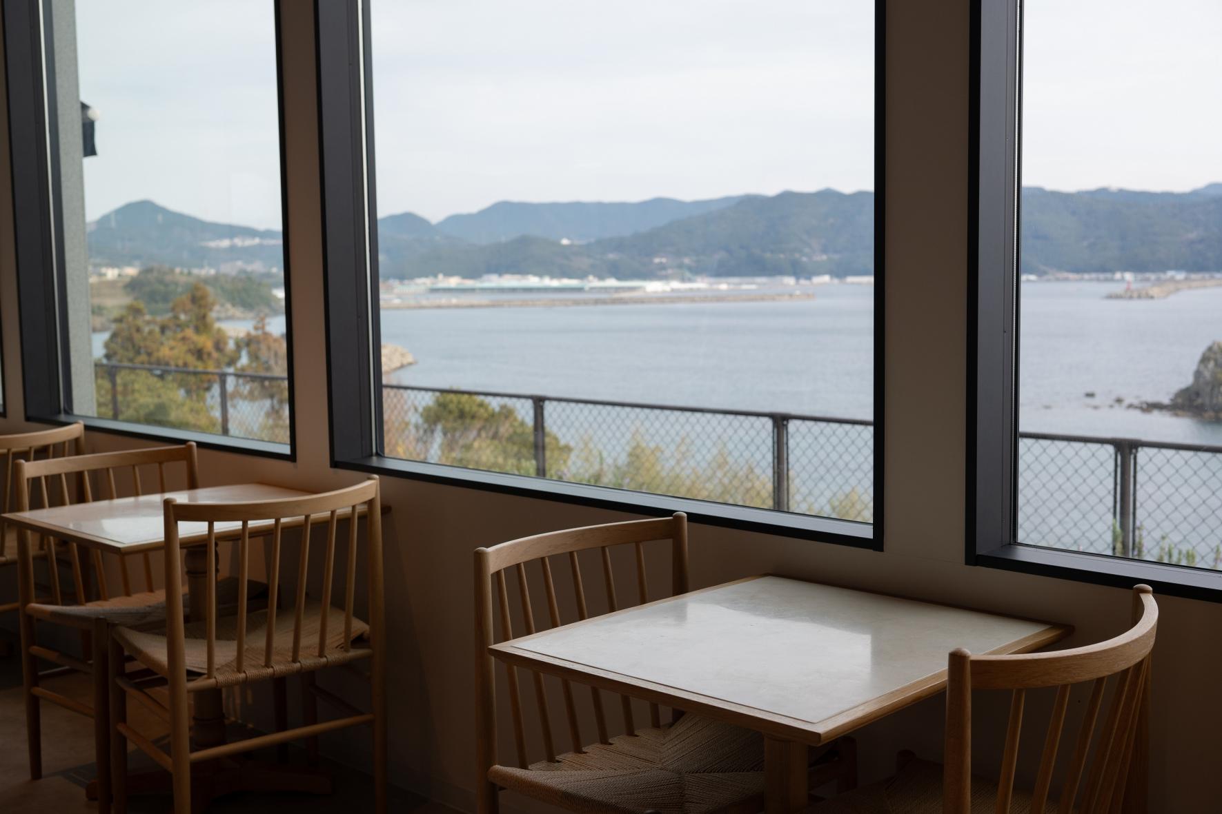①海が見える高台に立つ有名カフェの本店「JUNE COFFEE本店」-2