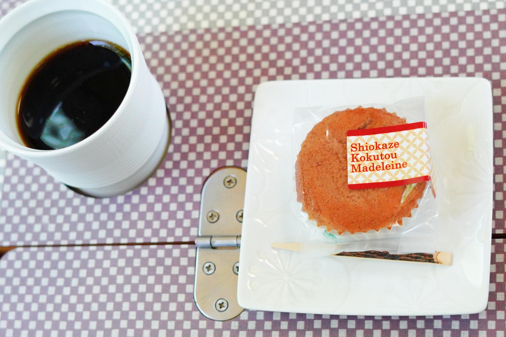 列車に戻りコーヒーとスイーツで一息-0