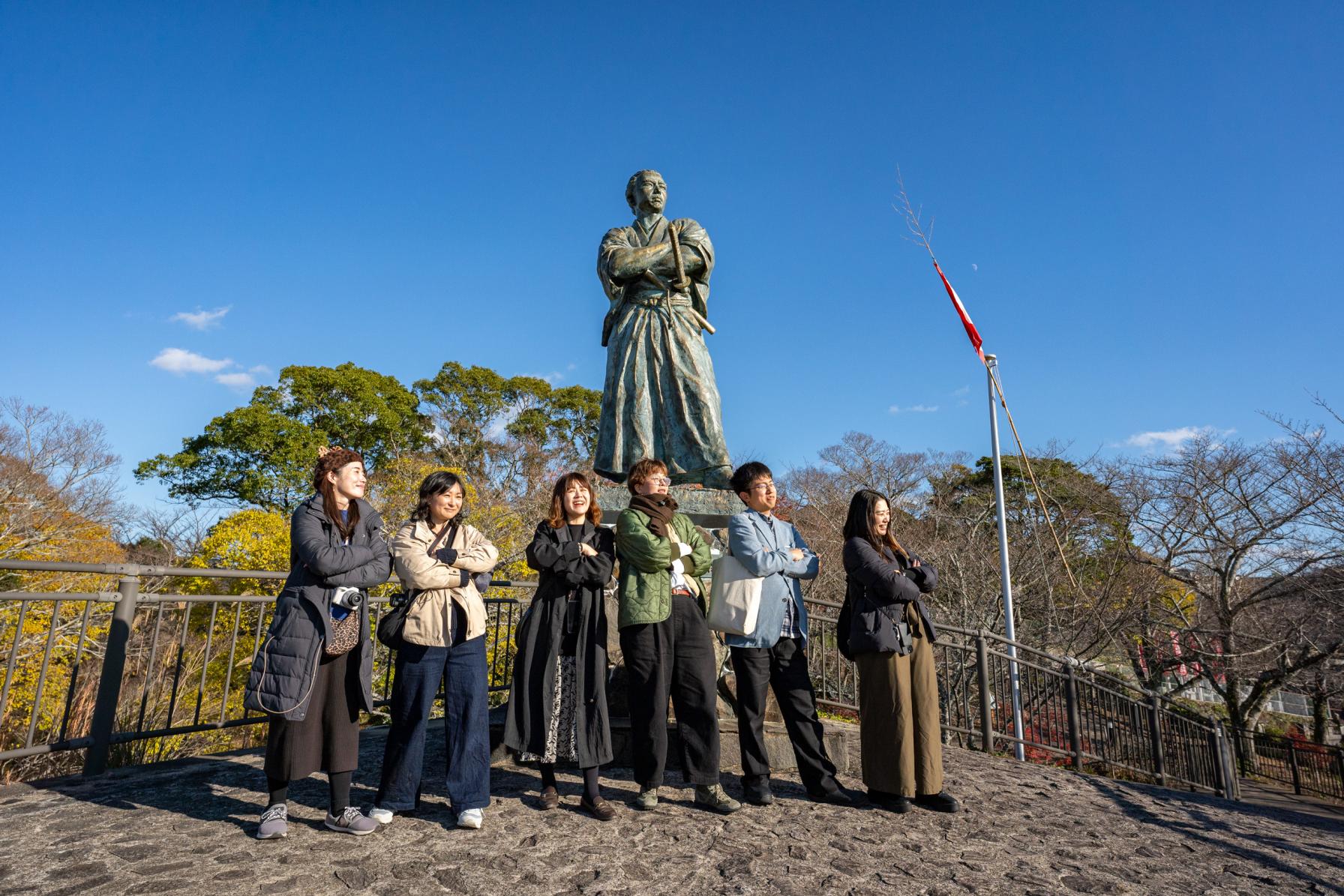 腕組みをしてブーツを履き長崎湾を眺める「坂本龍馬之像」と記念写真！-0
