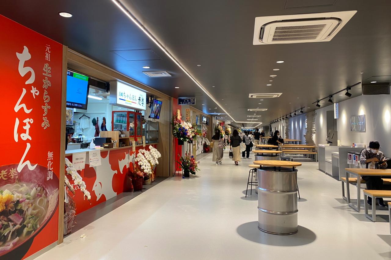 室内でお食事したい方は、フードホールへ！-1
