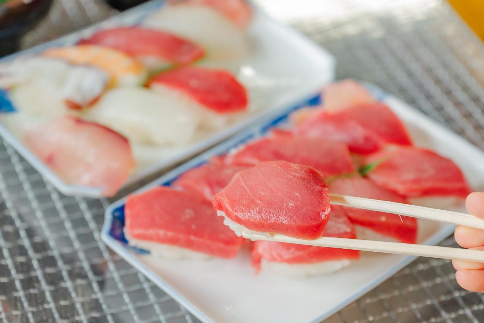 マグロや鮮魚のネタの厚さに驚愕！900円から楽しめる激安お寿司-1
