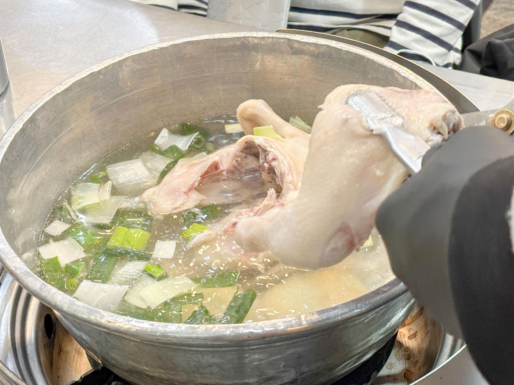 ソウルで絶対食べて欲しい！鶏を丸ごと煮込んだ「タッカンマリ」でお肌プルプルに-0