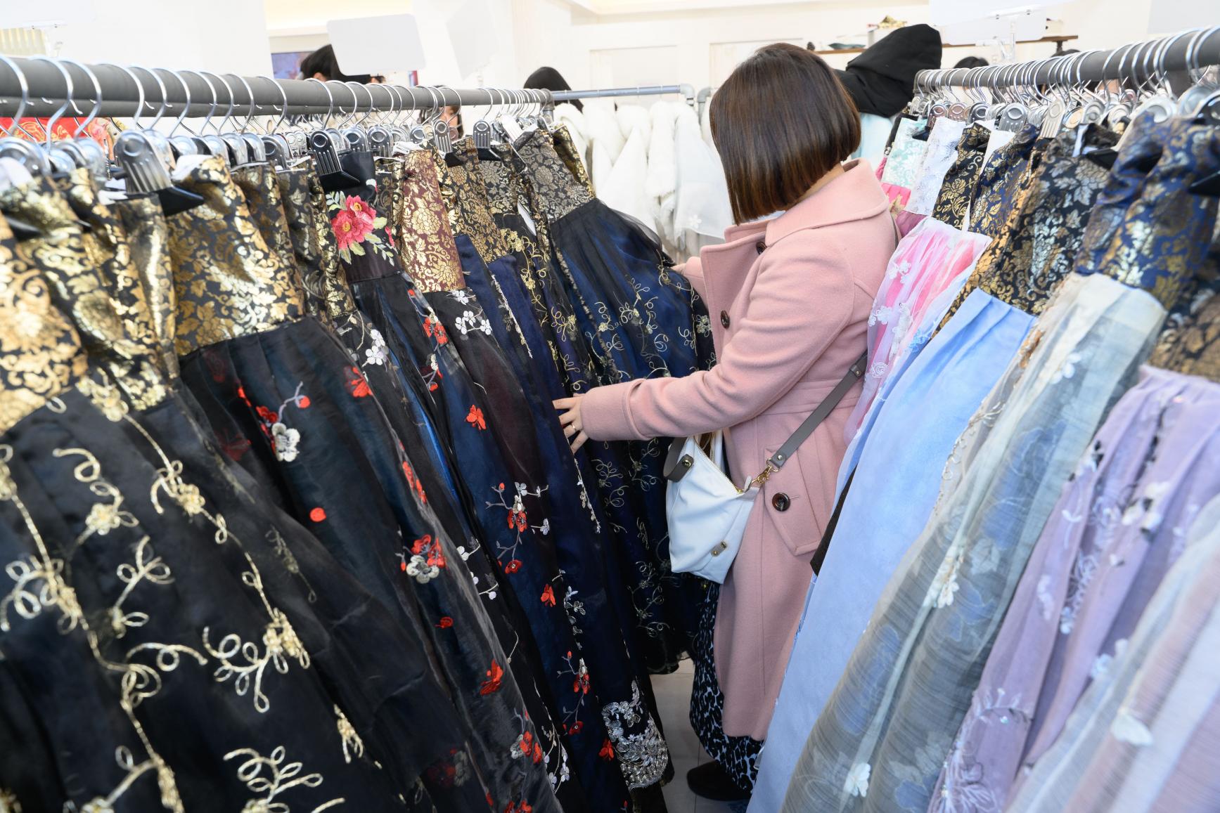 いざ韓服レンタルへ。1,000着以上の韓服に迷います〜！-0