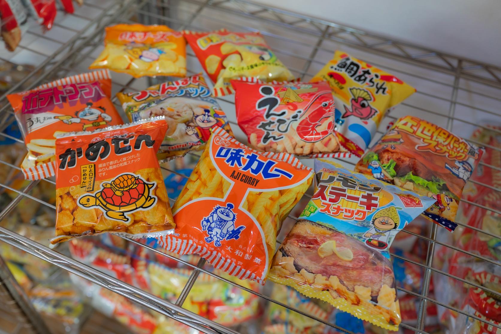 お菓子の種類はおよそ10種類-0