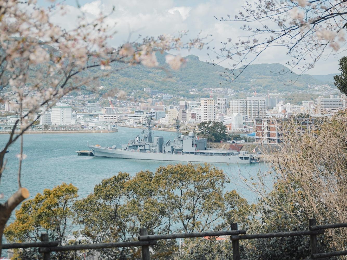佐世保港に浮かぶ護衛艦と桜を一望！【干尽公園】-1